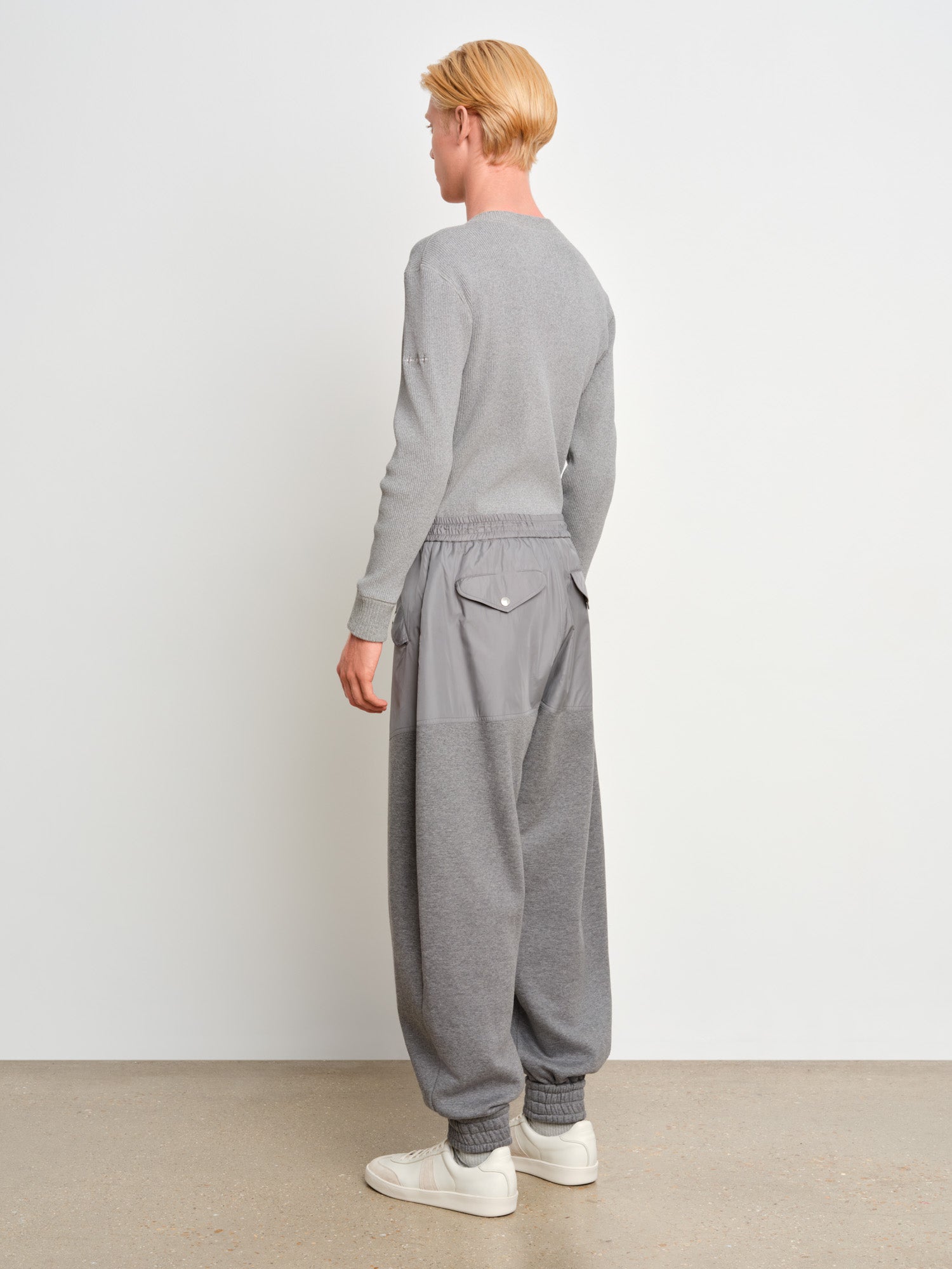 モデル身長187cm、着用サイズ3、着用カラーGRAY