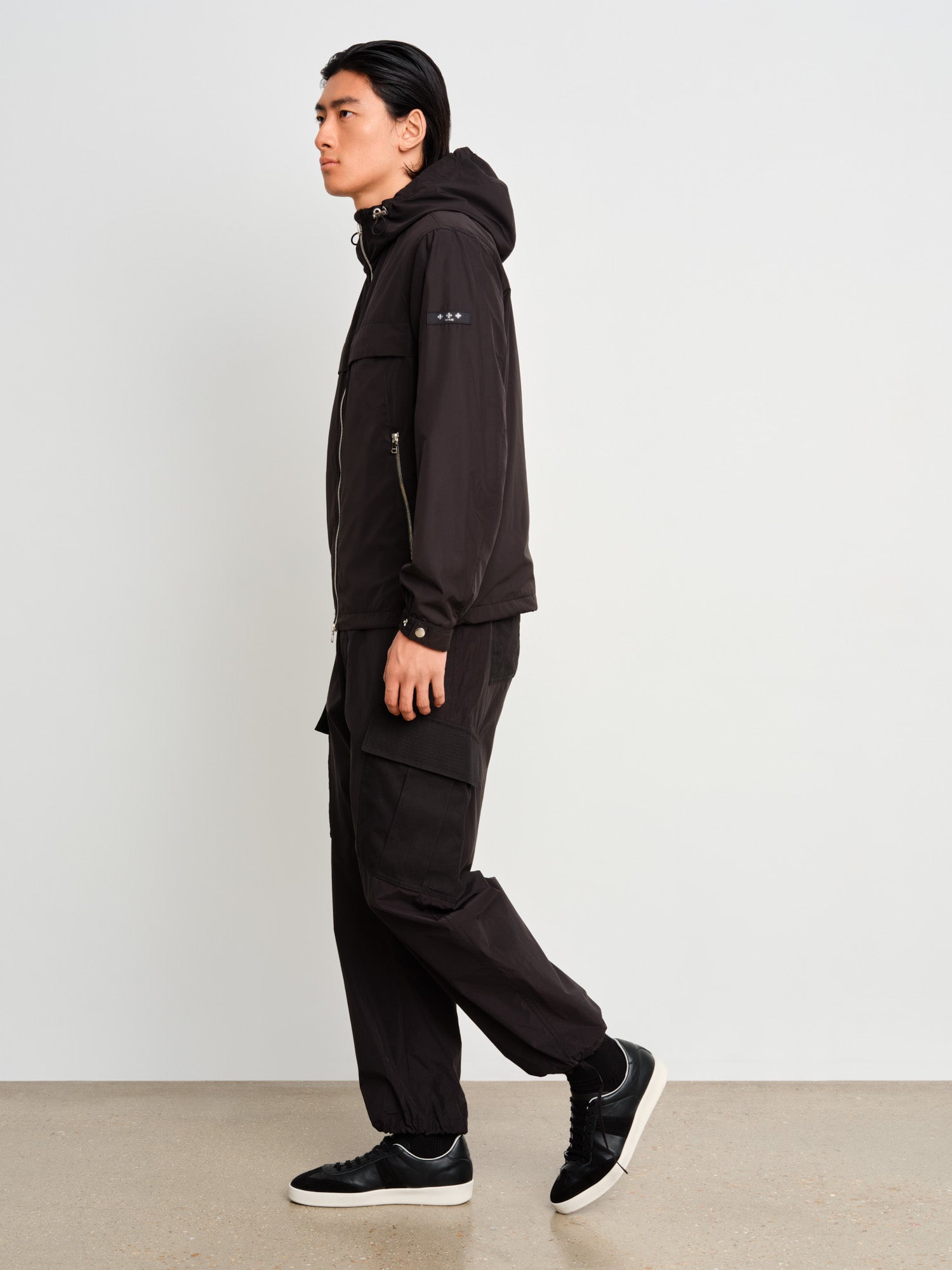 モデル身長187cm、着用サイズ3、着用カラーBLACK