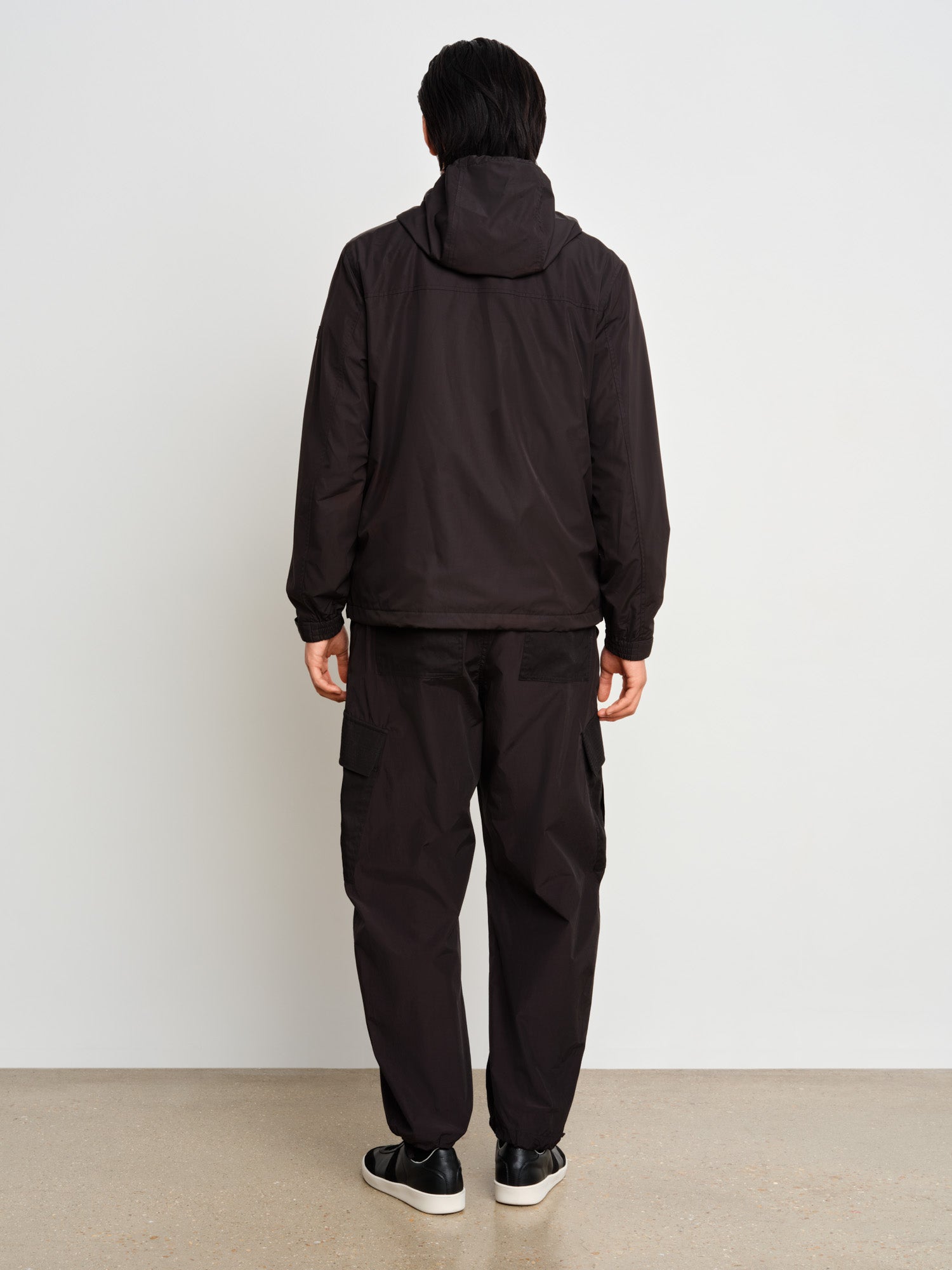 モデル身長187cm、着用サイズ3、着用カラーBLACK