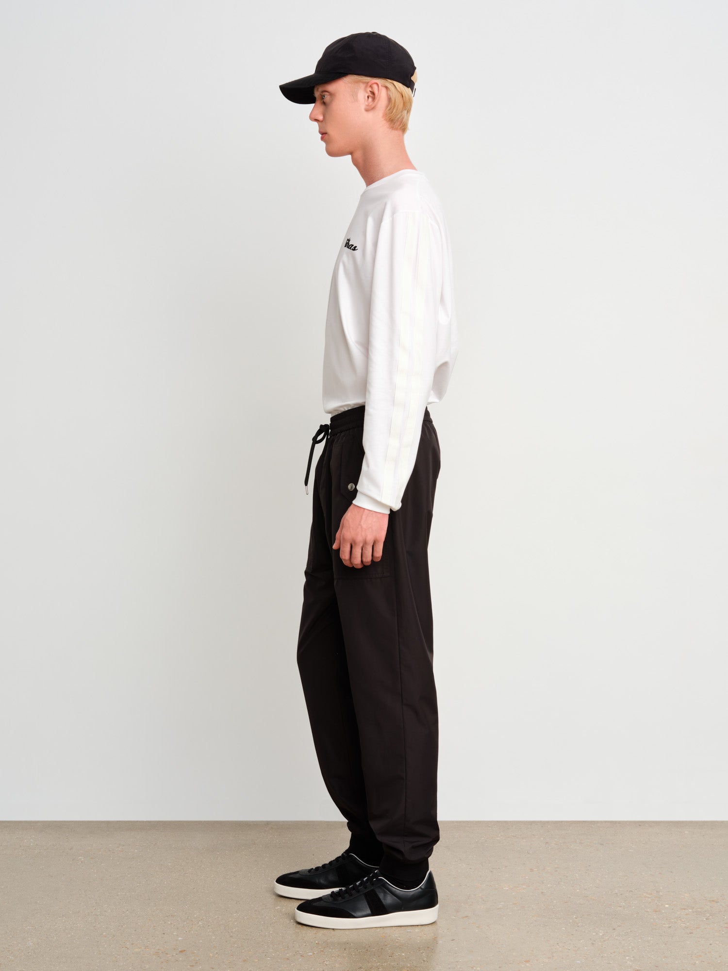 モデル身長187cm、着用サイズ3、着用カラーBLACK