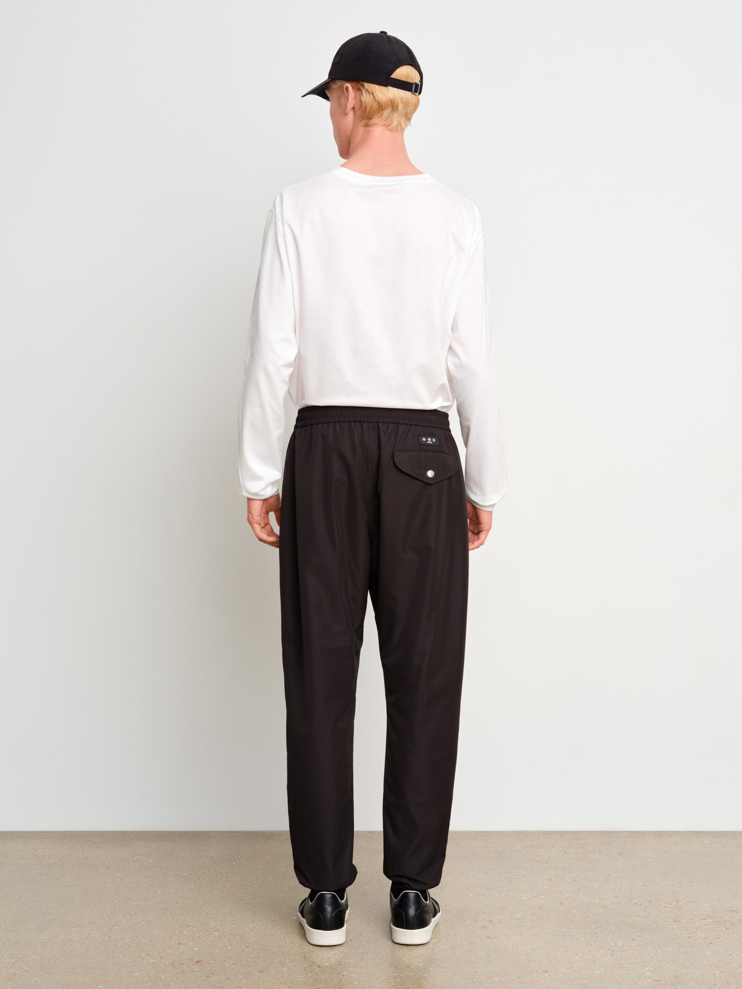 モデル身長187cm、着用サイズ3、着用カラーBLACK