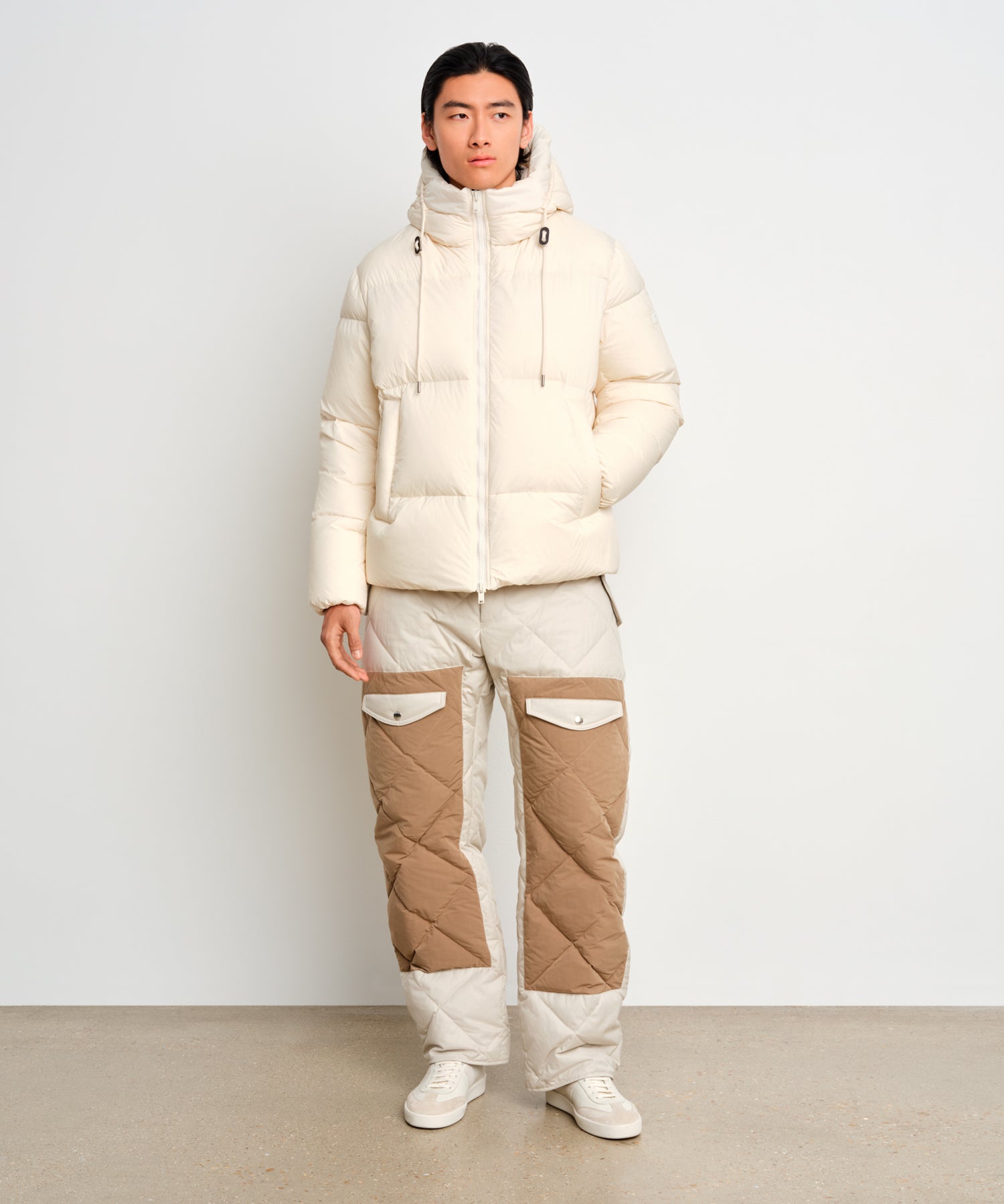 モデル身長187cm、着用サイズ3、着用カラーIVORY