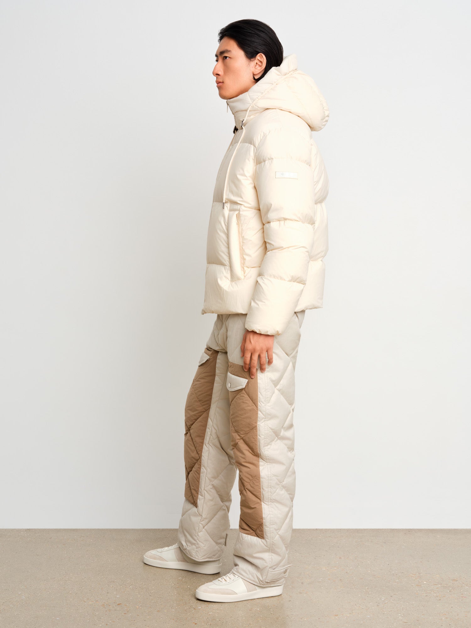 モデル身長187cm、着用サイズ3、着用カラーIVORY