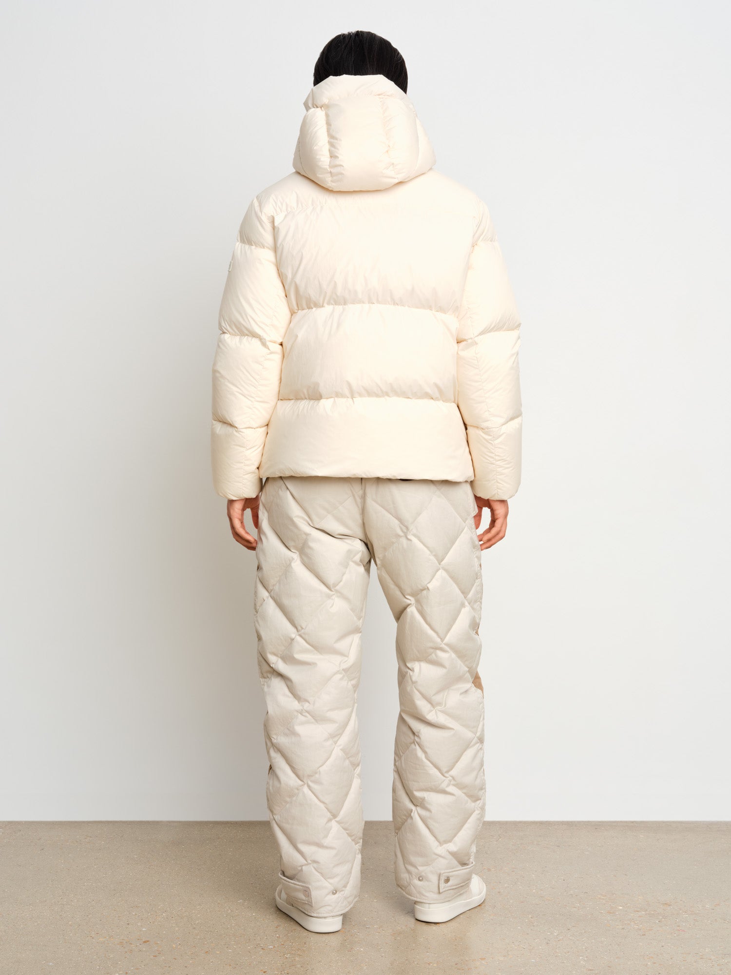 モデル身長187cm、着用サイズ3、着用カラーIVORY