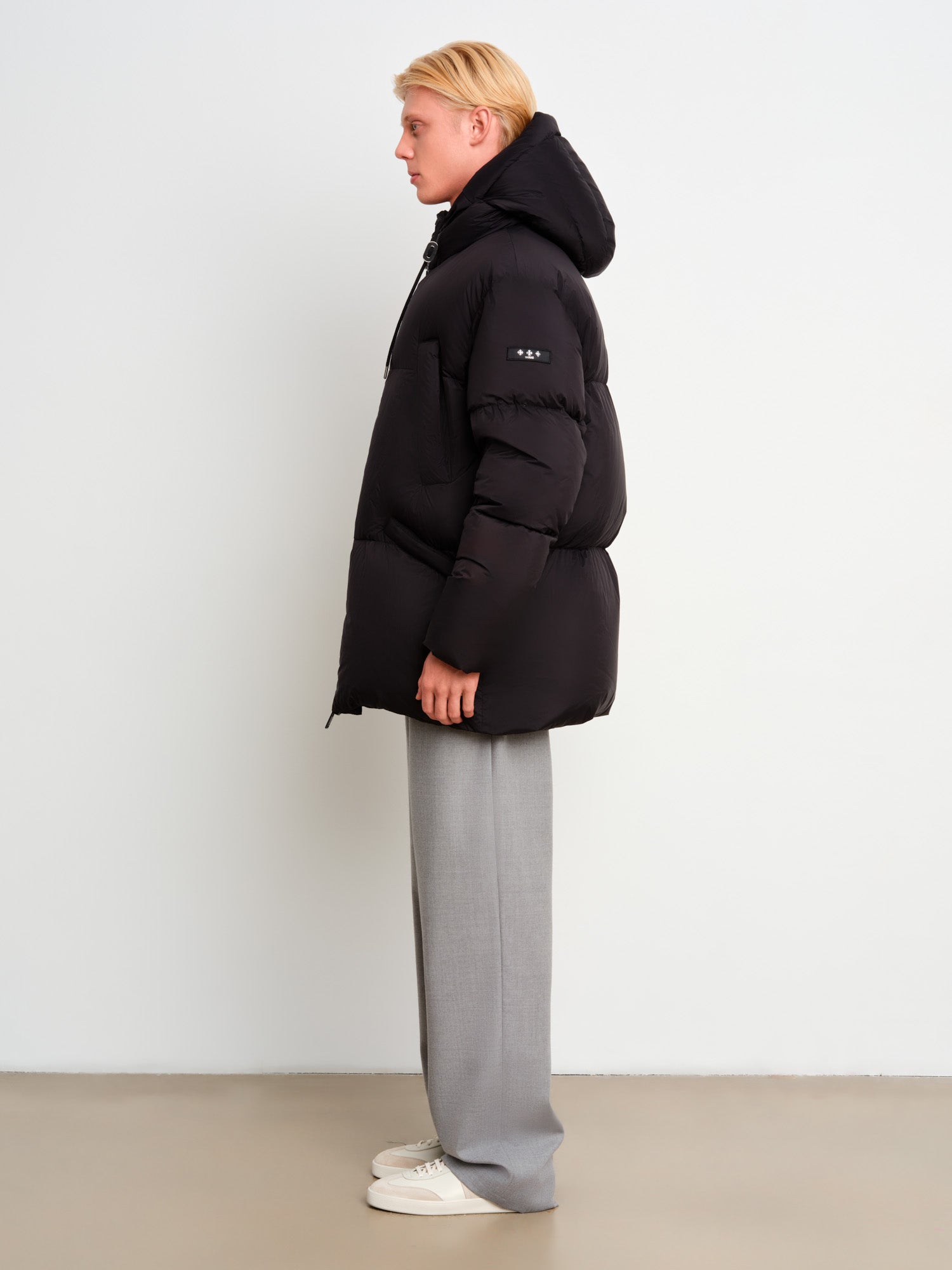 モデル身長187cm、着用サイズ3、着用カラーBLACK