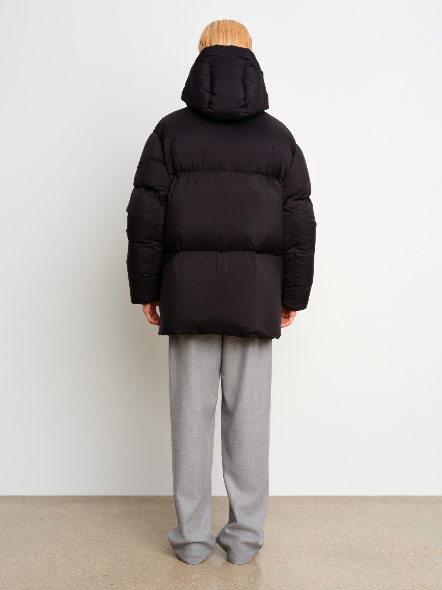 モデル身長187cm、着用サイズ3、着用カラーBLACK