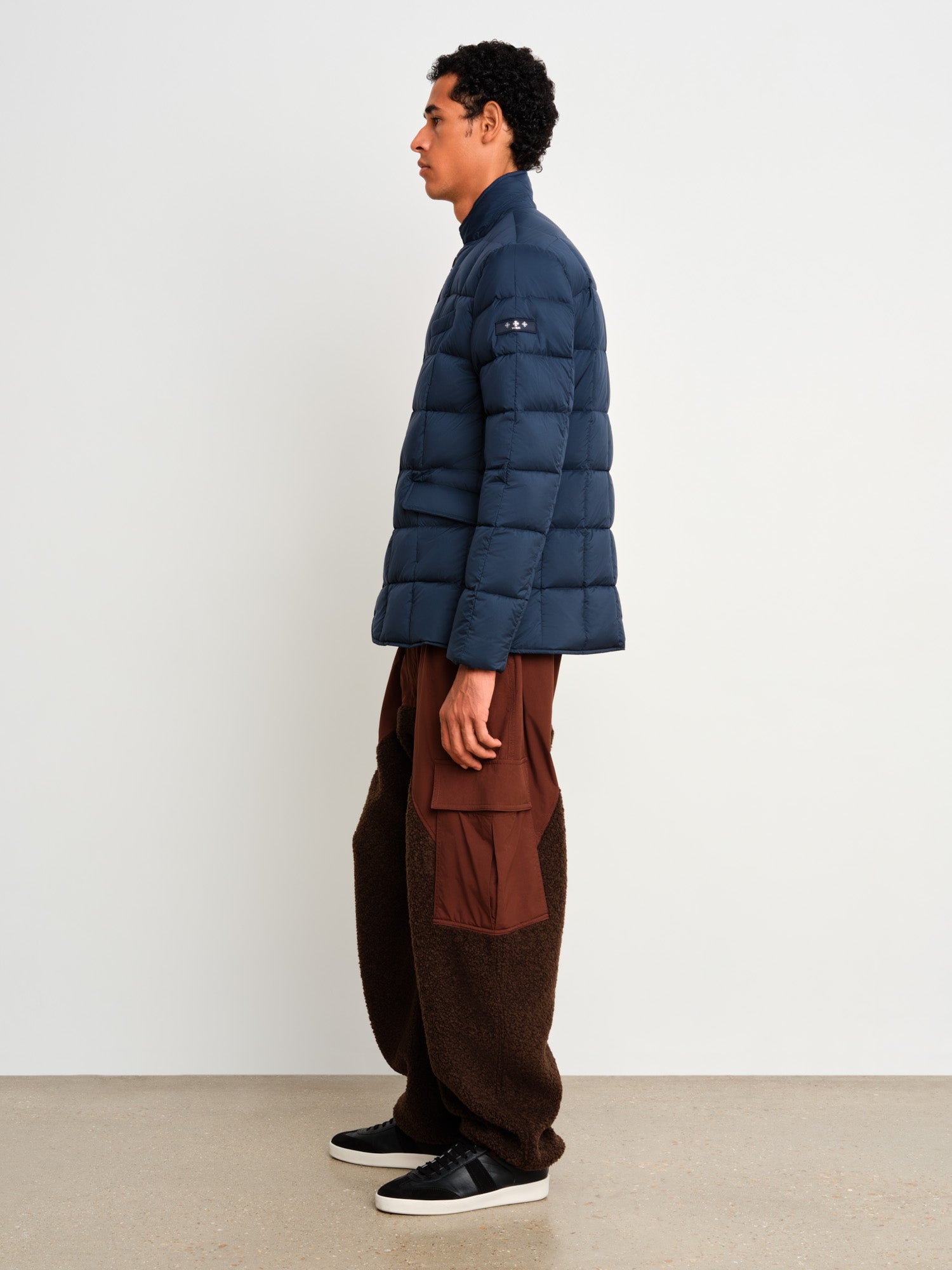 モデル身長187cm、着用サイズ3、着用カラーNAVY