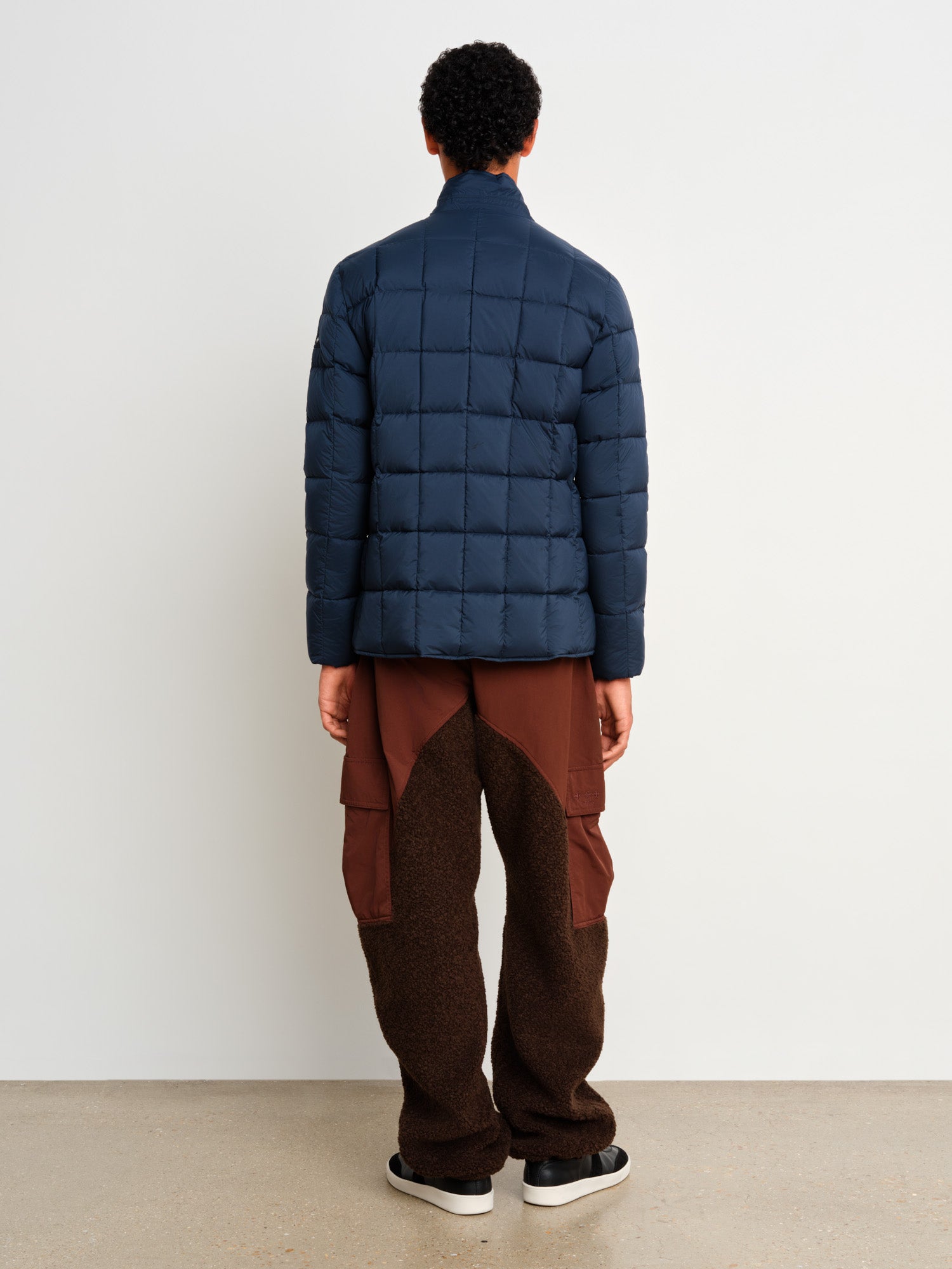 モデル身長187cm、着用サイズ3、着用カラーNAVY