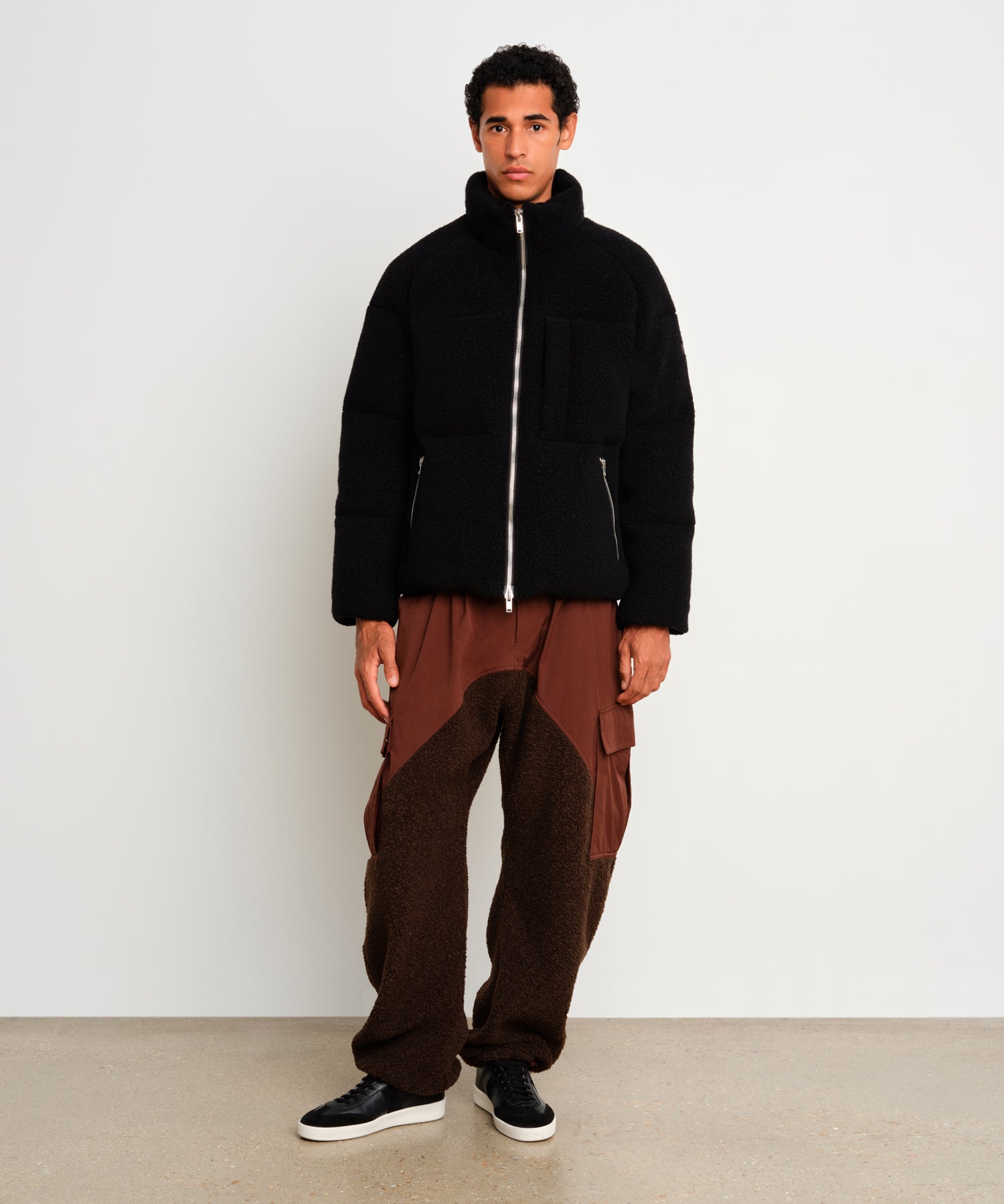 モデル身長187cm、着用サイズ3、着用カラーBLACK