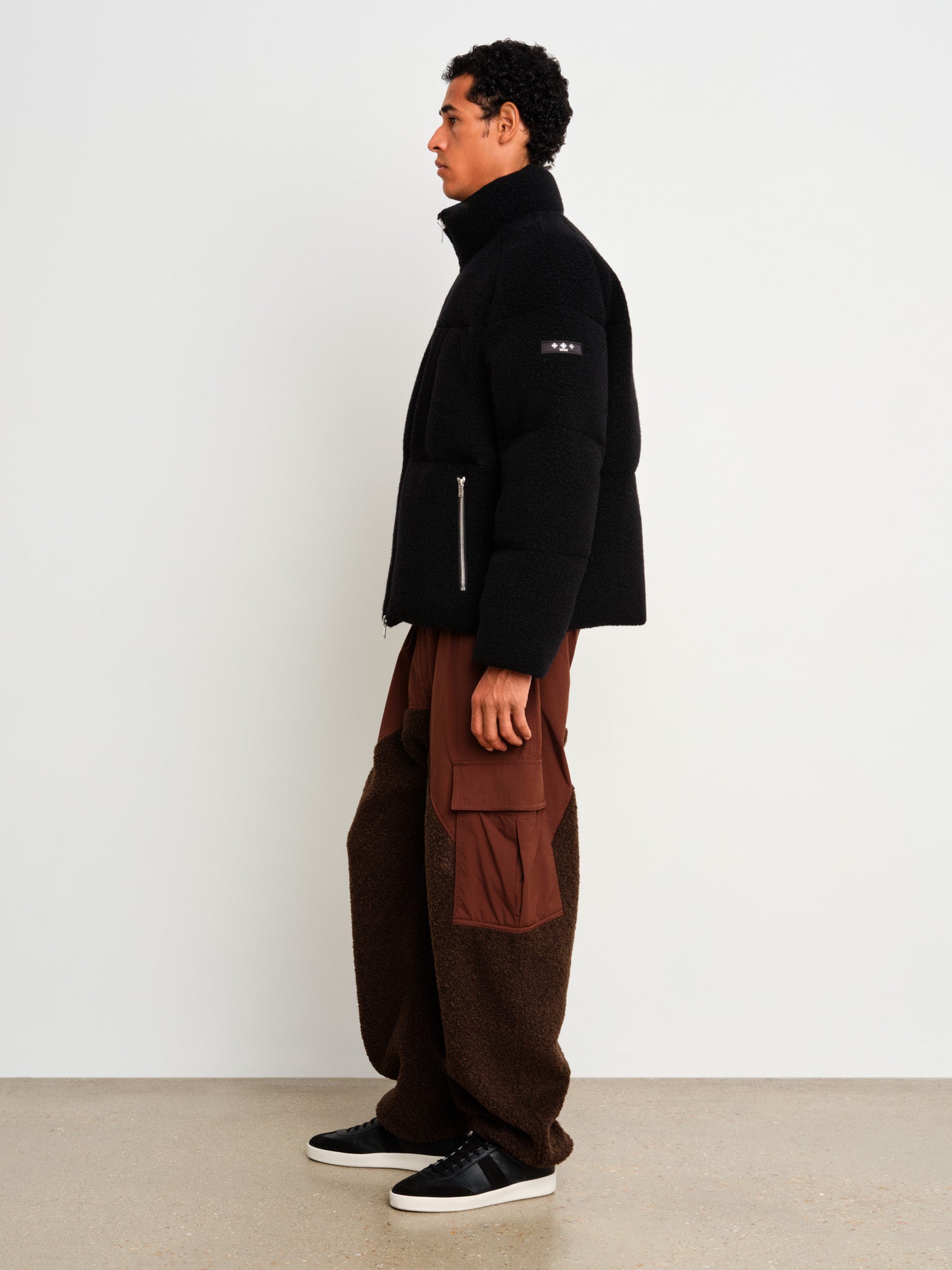 モデル身長187cm、着用サイズ3、着用カラーBLACK