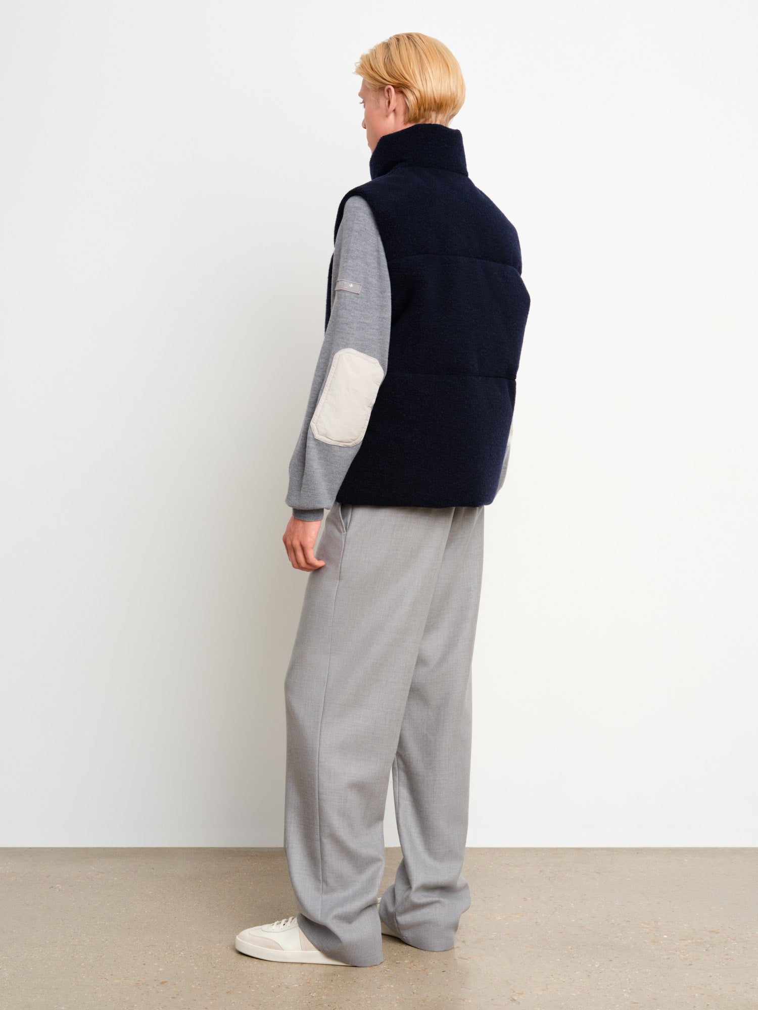 モデル身長187cm、着用サイズ3、着用カラーNAVY