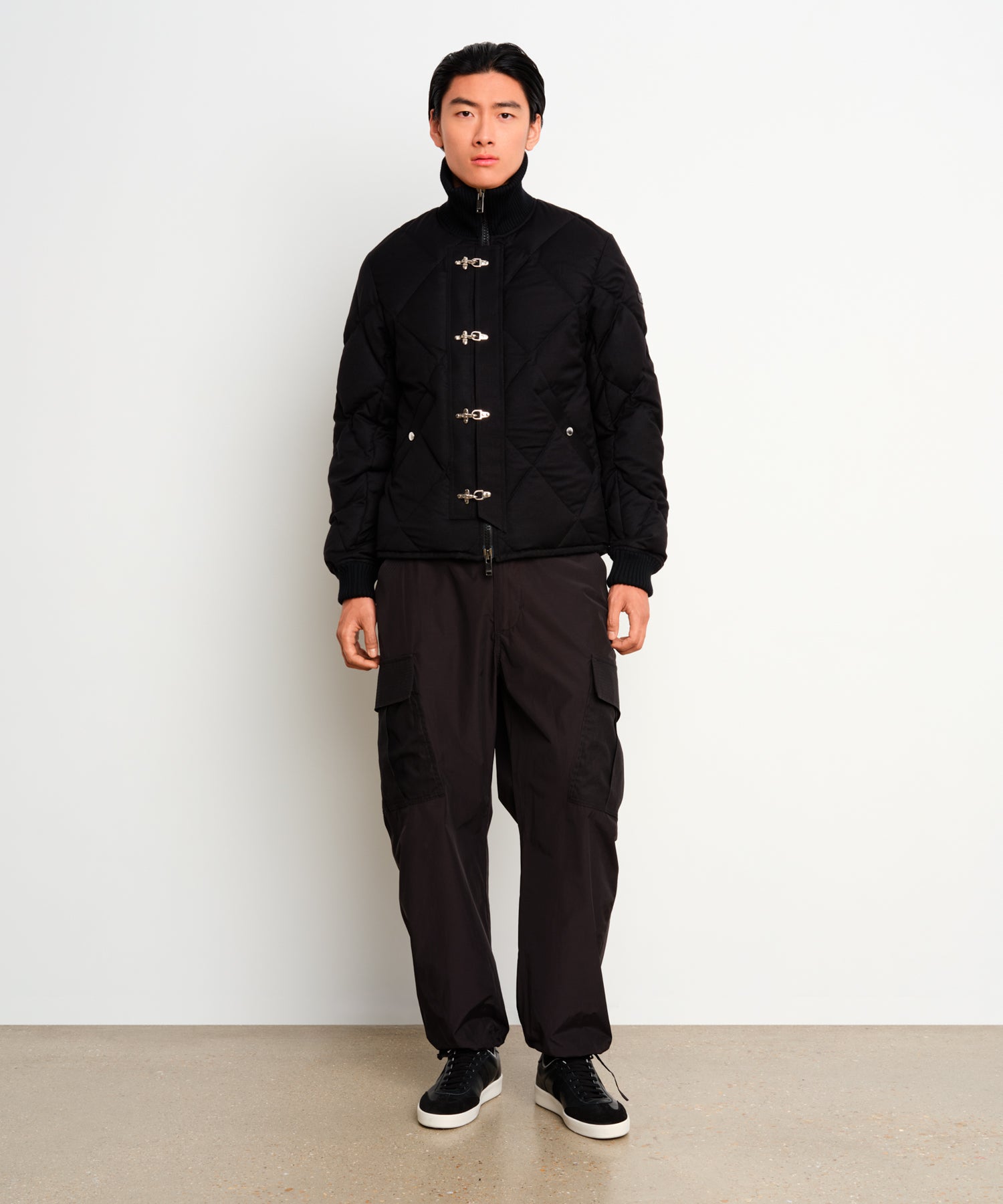 モデル身長187cm、着用サイズ3、着用カラーBLACK