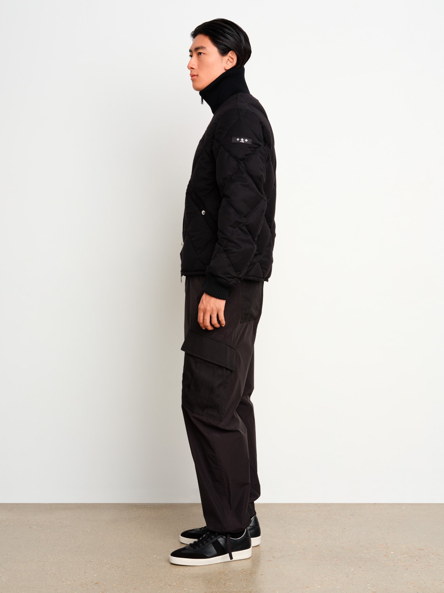 モデル身長187cm、着用サイズ3、着用カラーBLACK