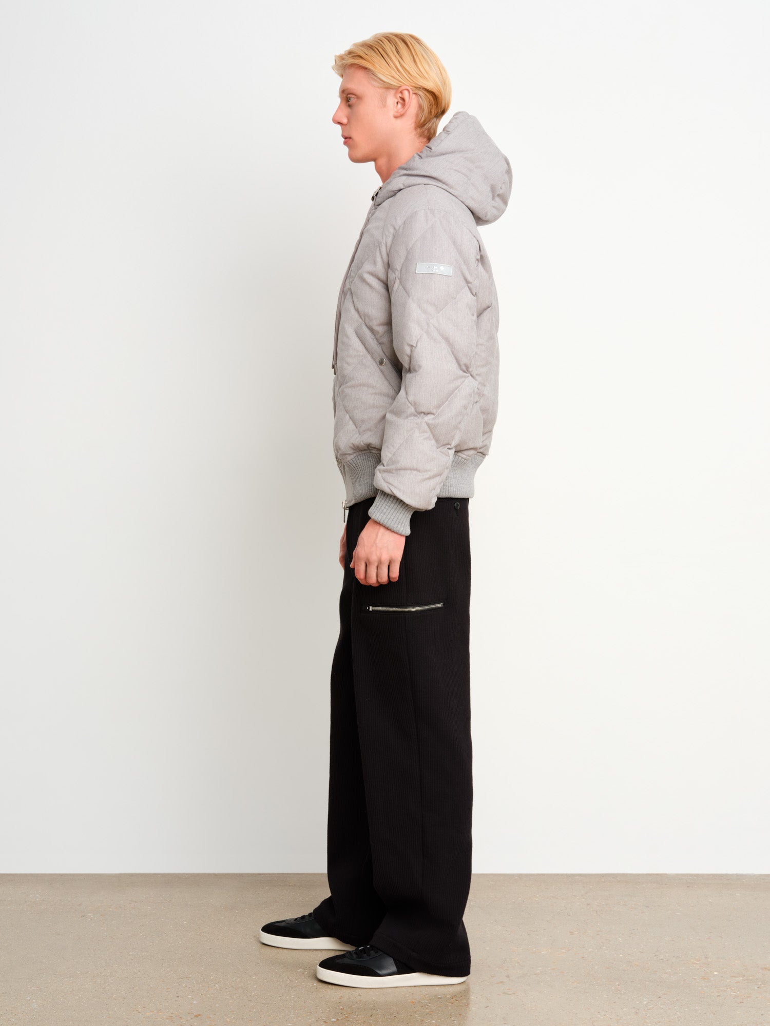 モデル身長187cm、着用サイズ3、着用カラーL.GRAY