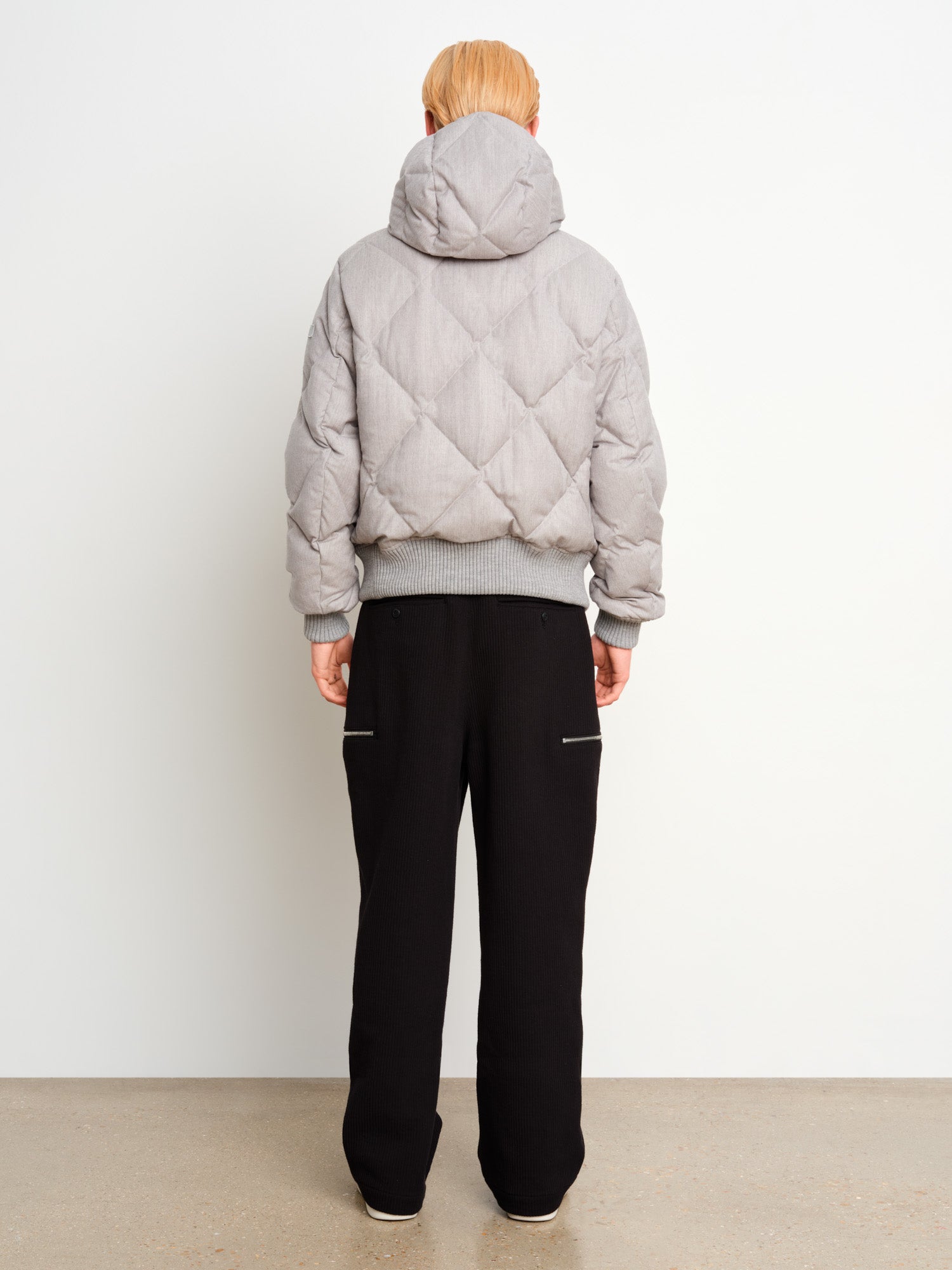 モデル身長187cm、着用サイズ3、着用カラーL.GRAY