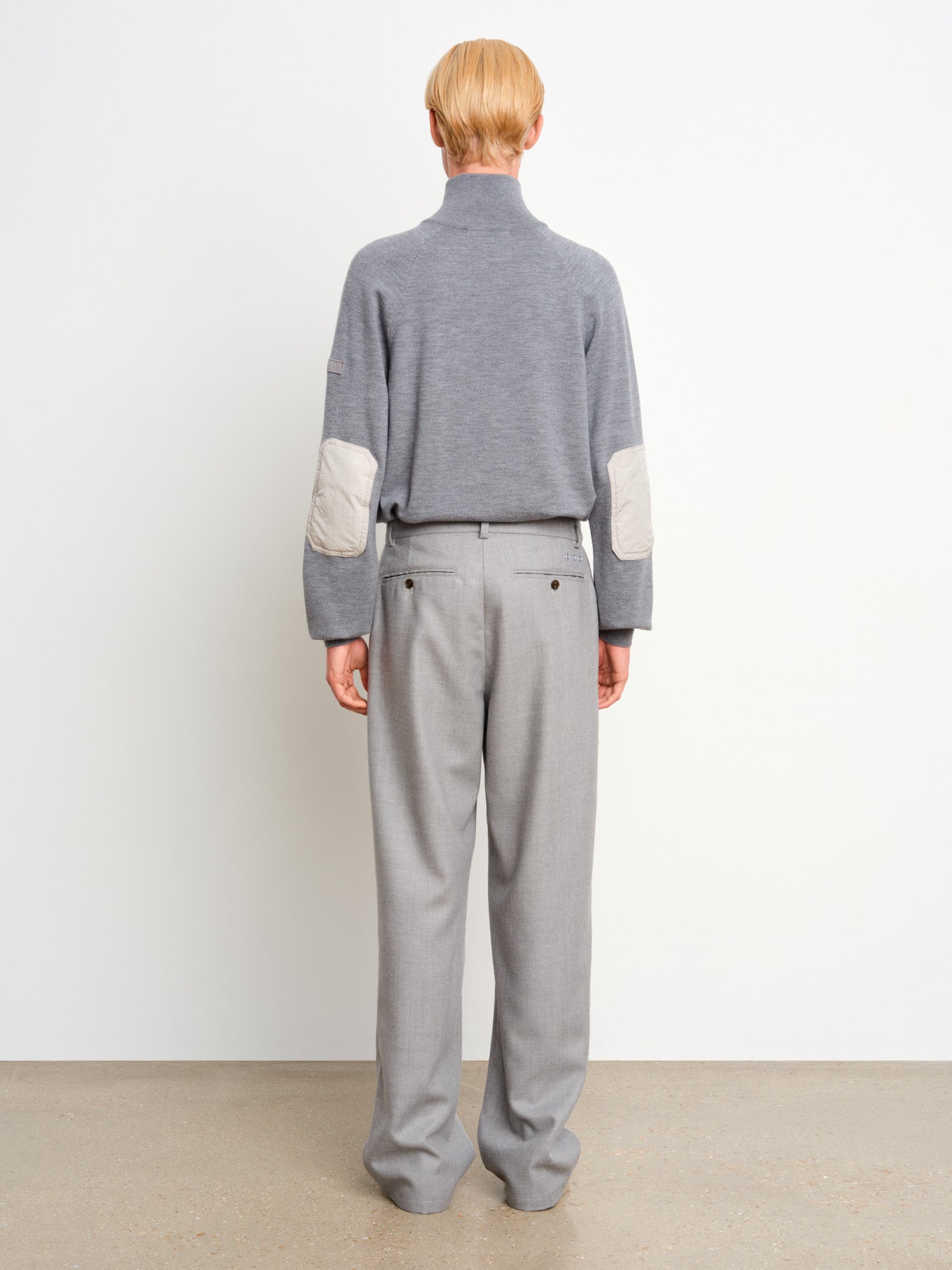 モデル身長187cm、着用サイズ3、着用カラーL.GRAY