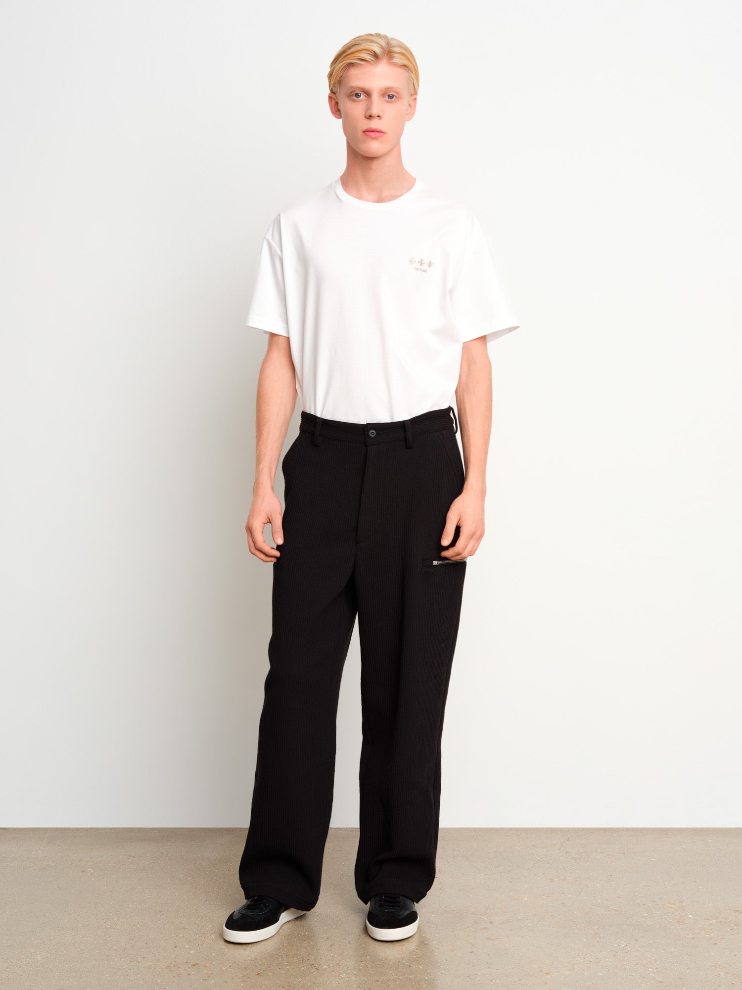 モデル身長187cm、着用サイズ3、着用カラーBLACK