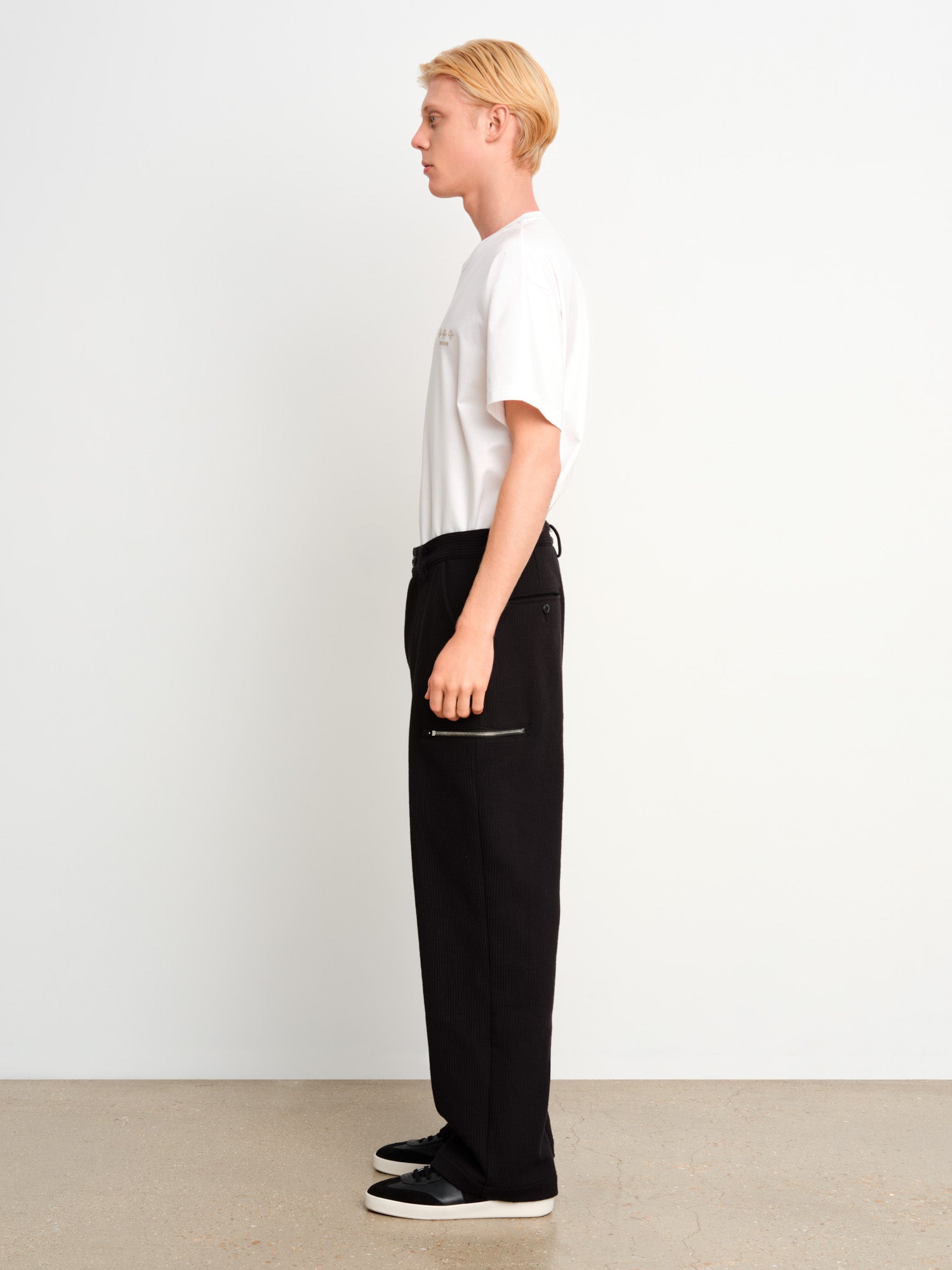 モデル身長187cm、着用サイズ3、着用カラーBLACK