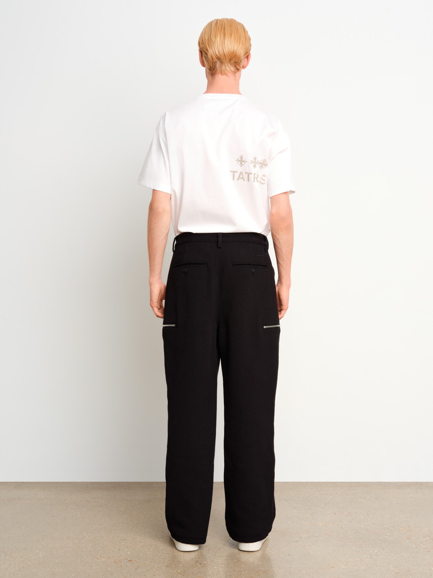 モデル身長187cm、着用サイズ3、着用カラーBLACK