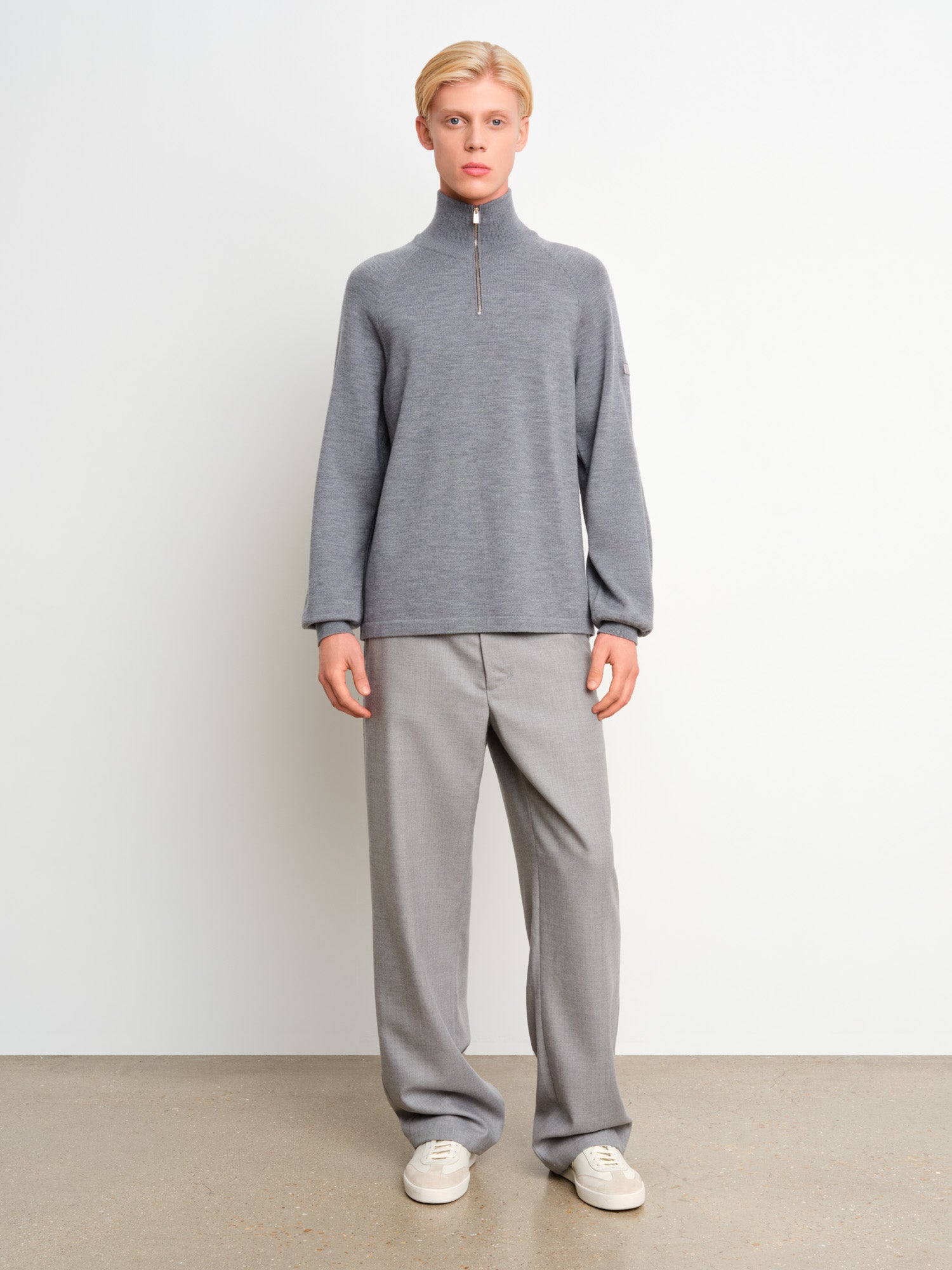 モデル身長187cm、着用サイズ3、着用カラーGRAY