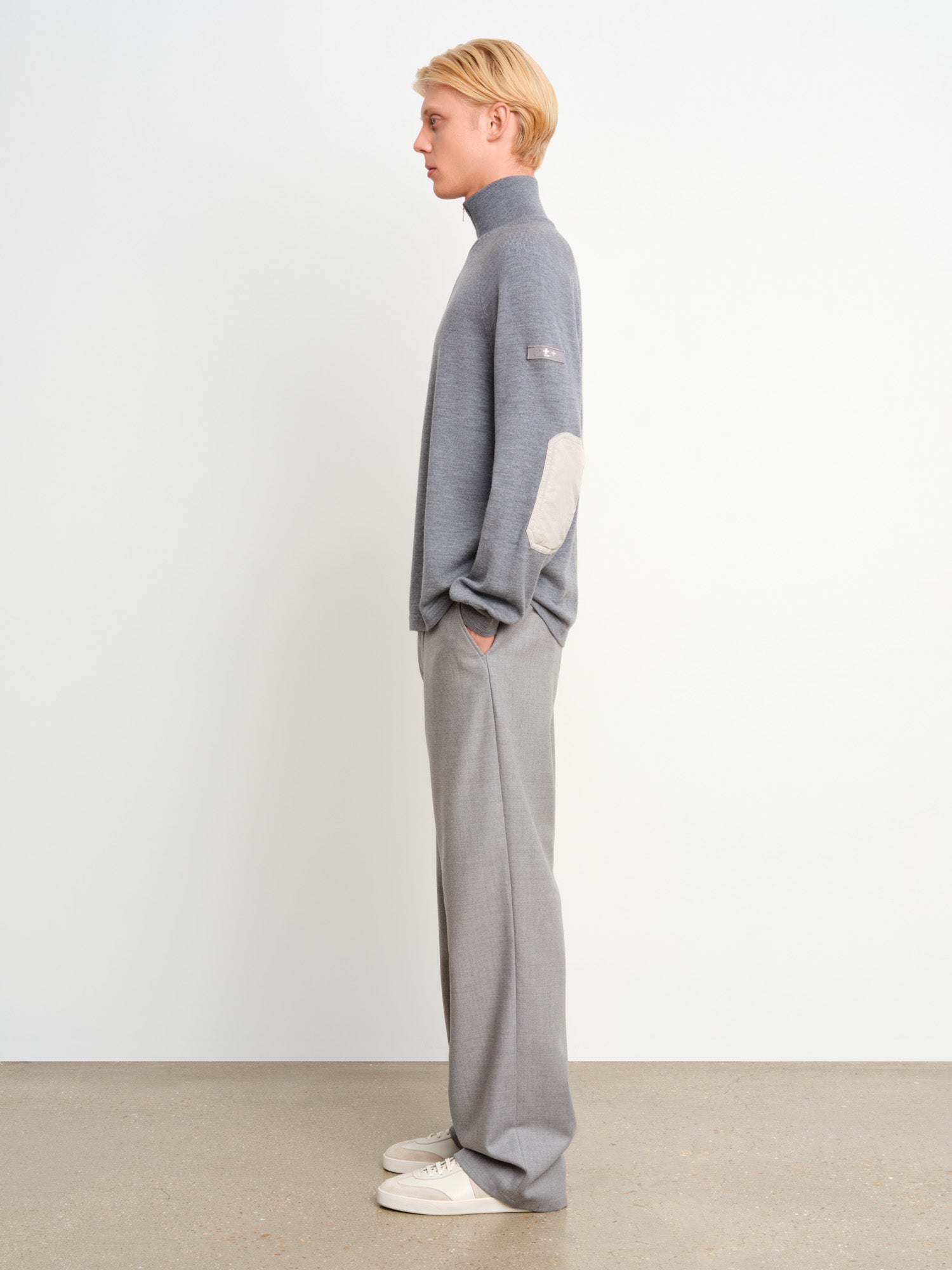 モデル身長187cm、着用サイズ3、着用カラーGRAY