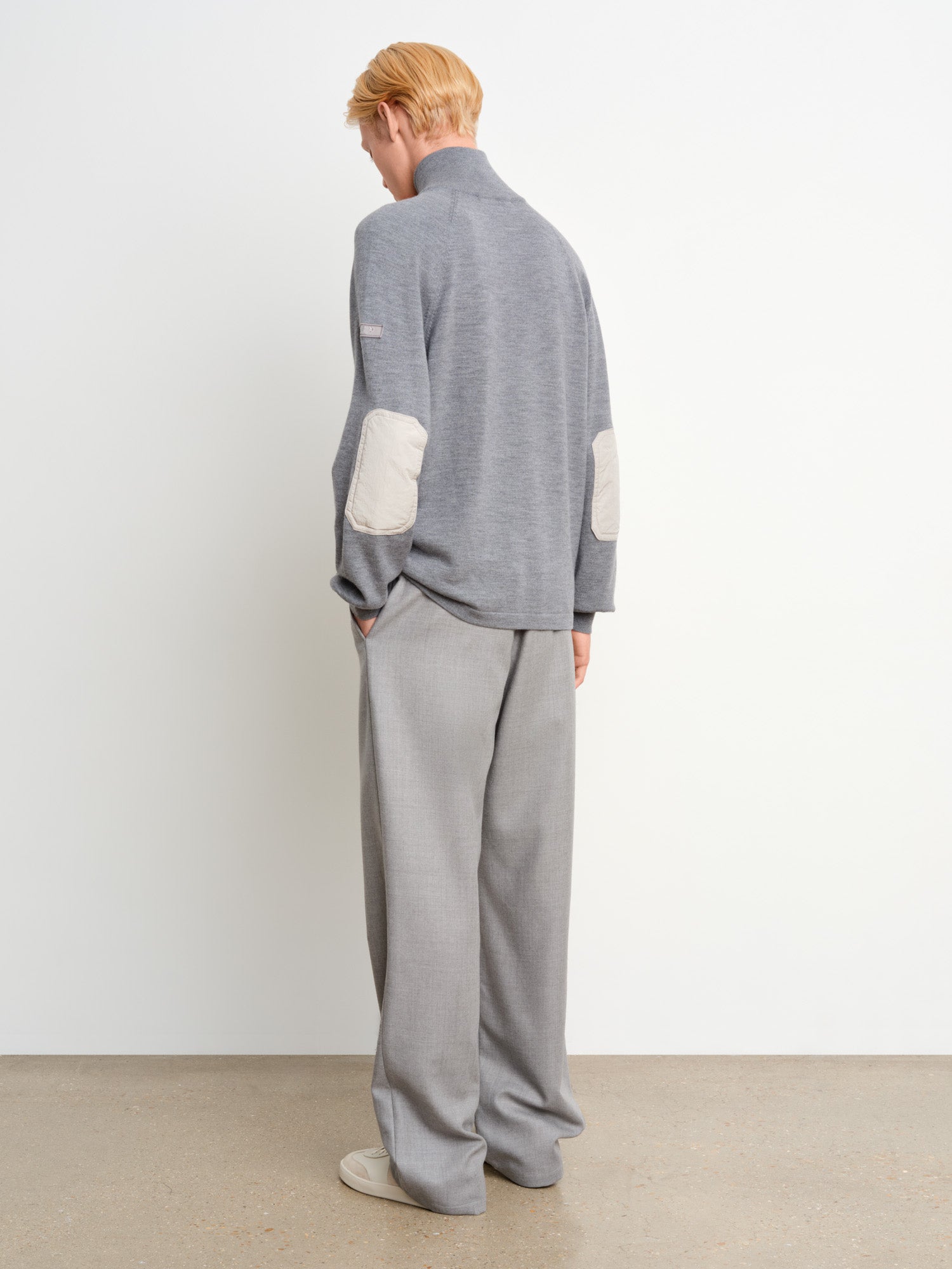 モデル身長187cm、着用サイズ3、着用カラーGRAY