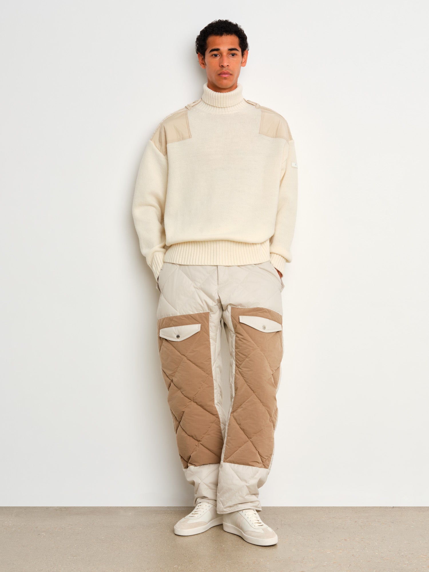 モデル身長187cm、着用サイズ3、着用カラーIVORY