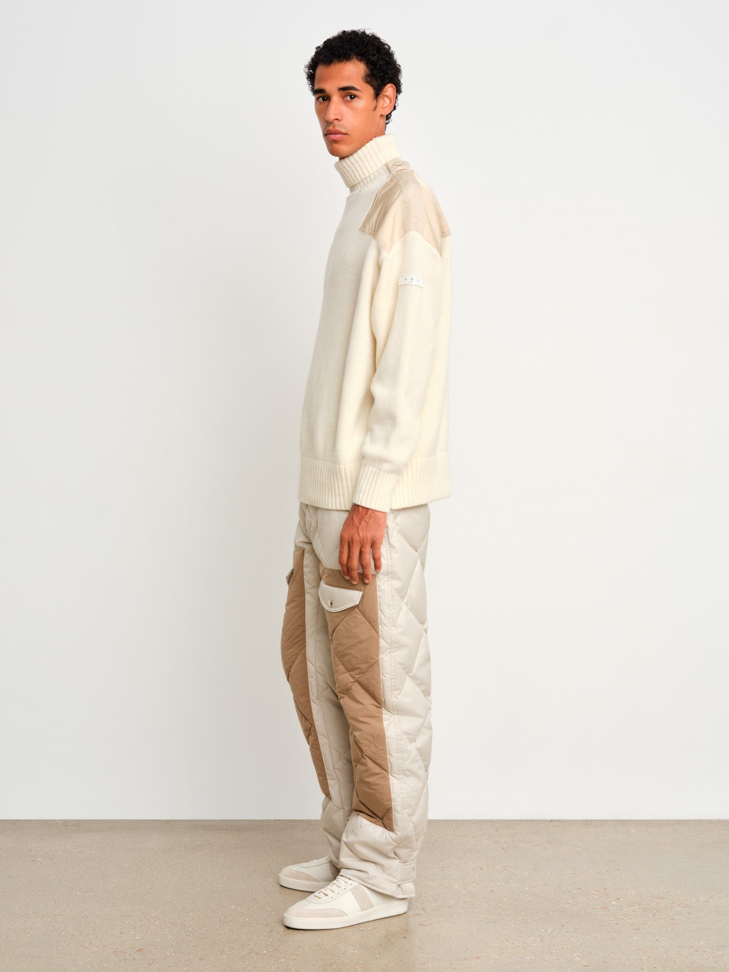 モデル身長187cm、着用サイズ3、着用カラーIVORY