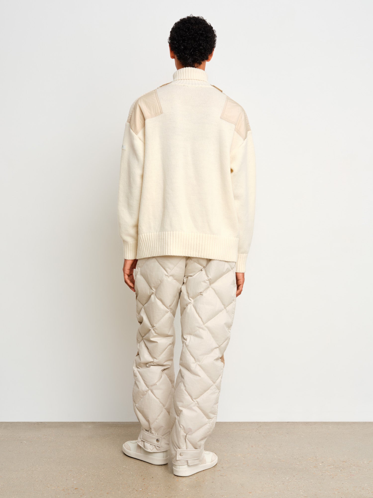 モデル身長187cm、着用サイズ3、着用カラーIVORY