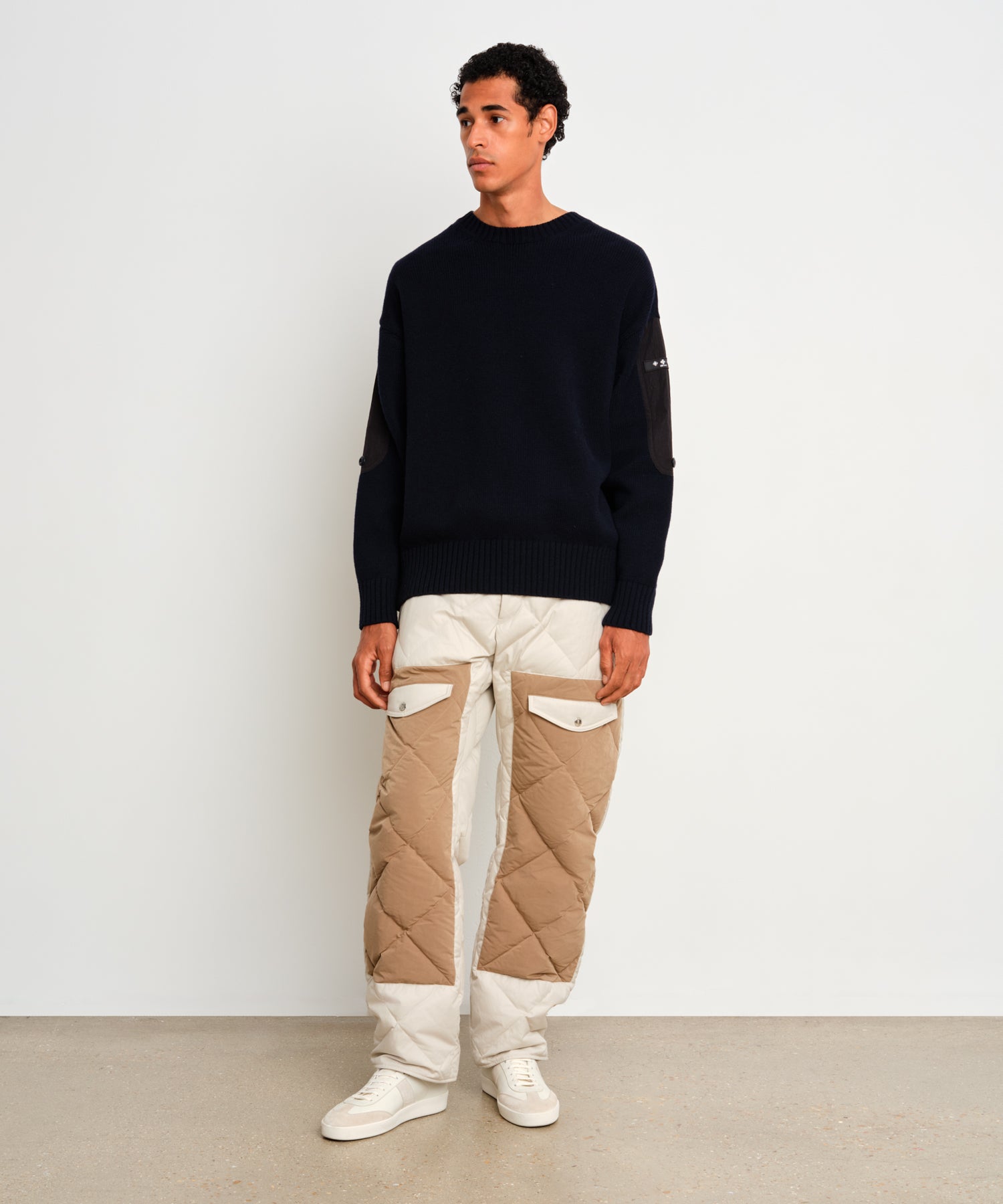 モデル身長187cm、着用サイズ3、着用カラーNAVY