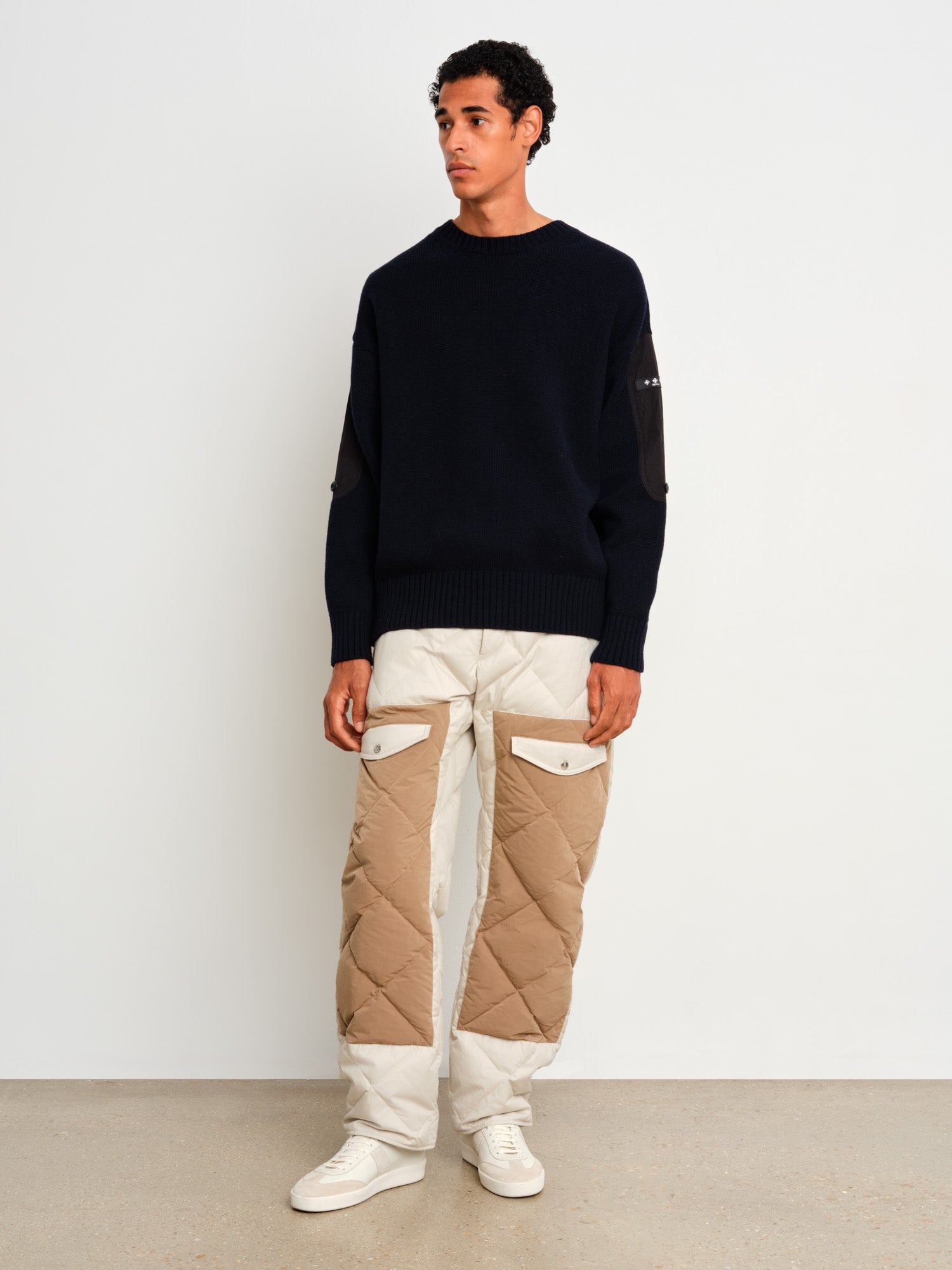 モデル身長187cm、着用サイズ3、着用カラーNAVY