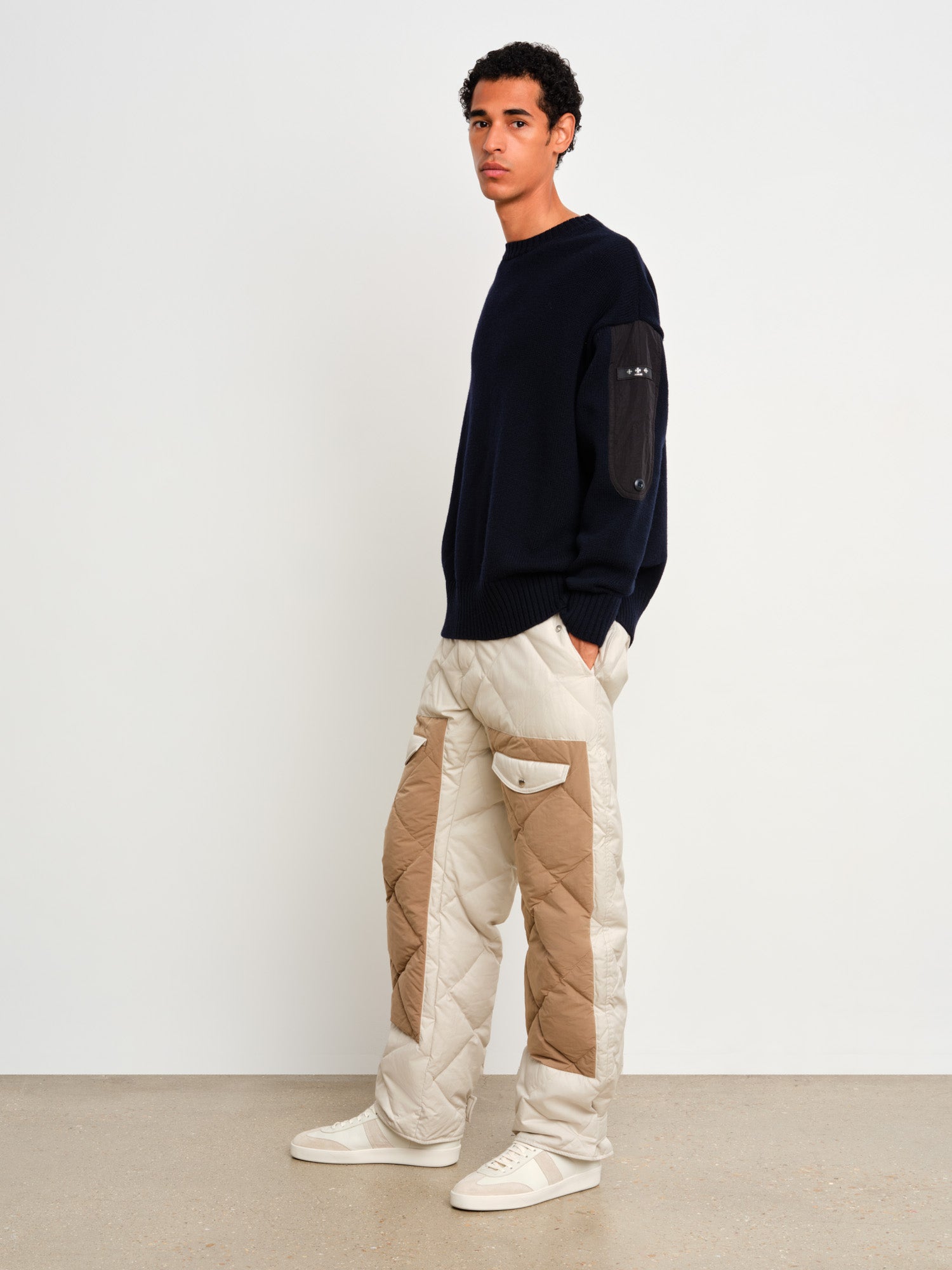 モデル身長187cm、着用サイズ3、着用カラーNAVY