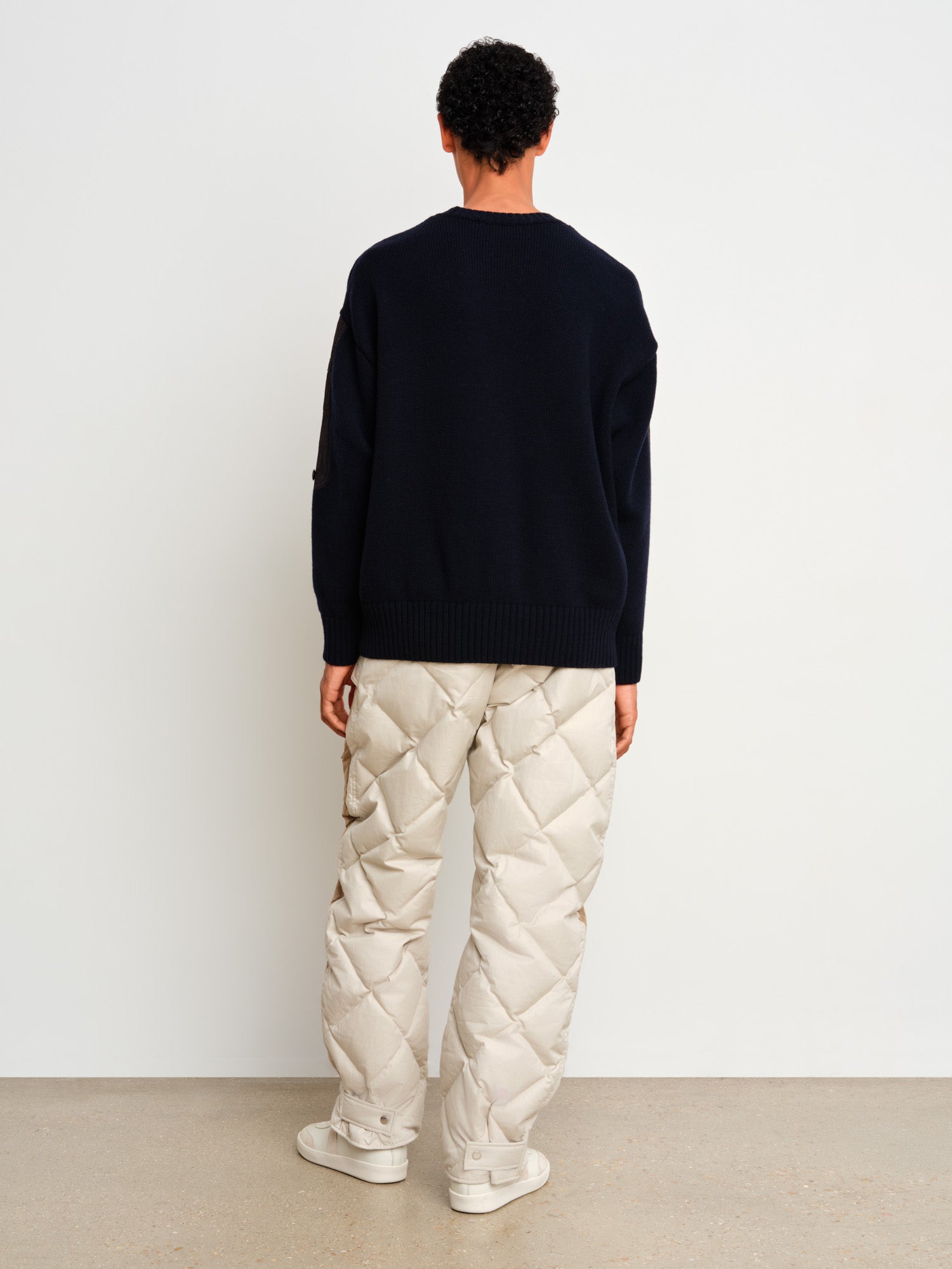 モデル身長187cm、着用サイズ3、着用カラーNAVY