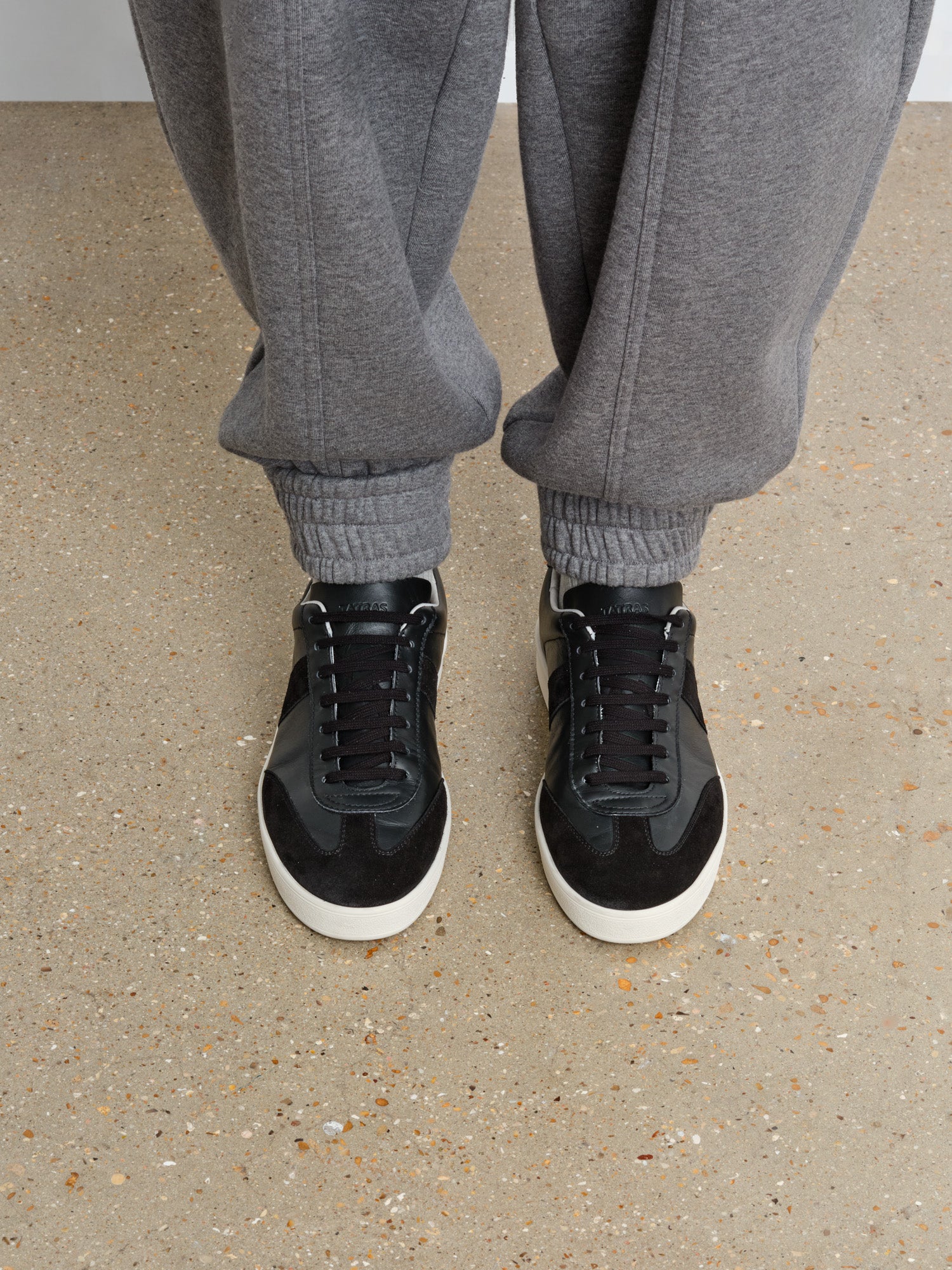 モデル身長187cm、着用サイズ43、着用カラーBLACK