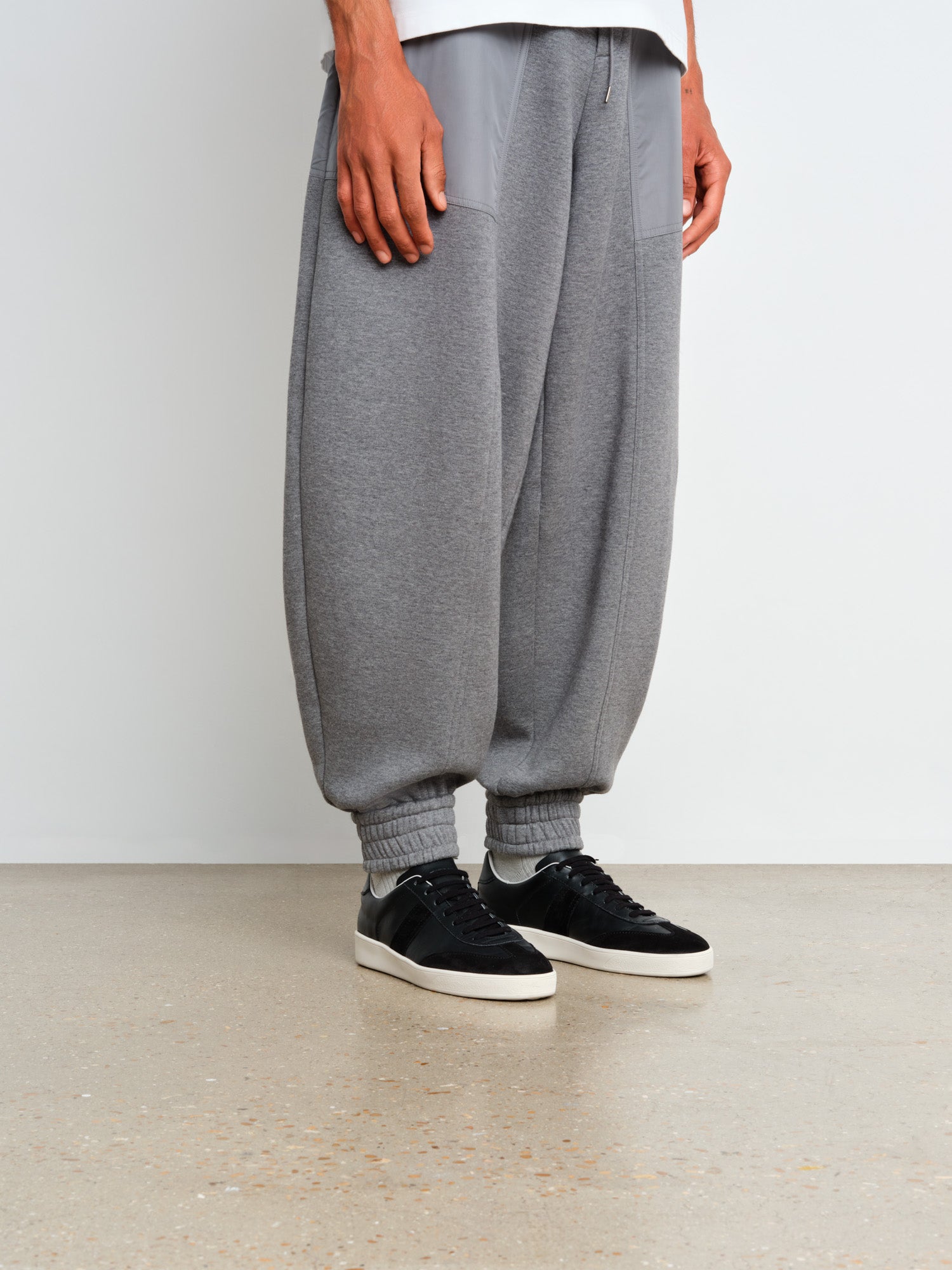 モデル身長187cm、着用サイズ43、着用カラーBLACK