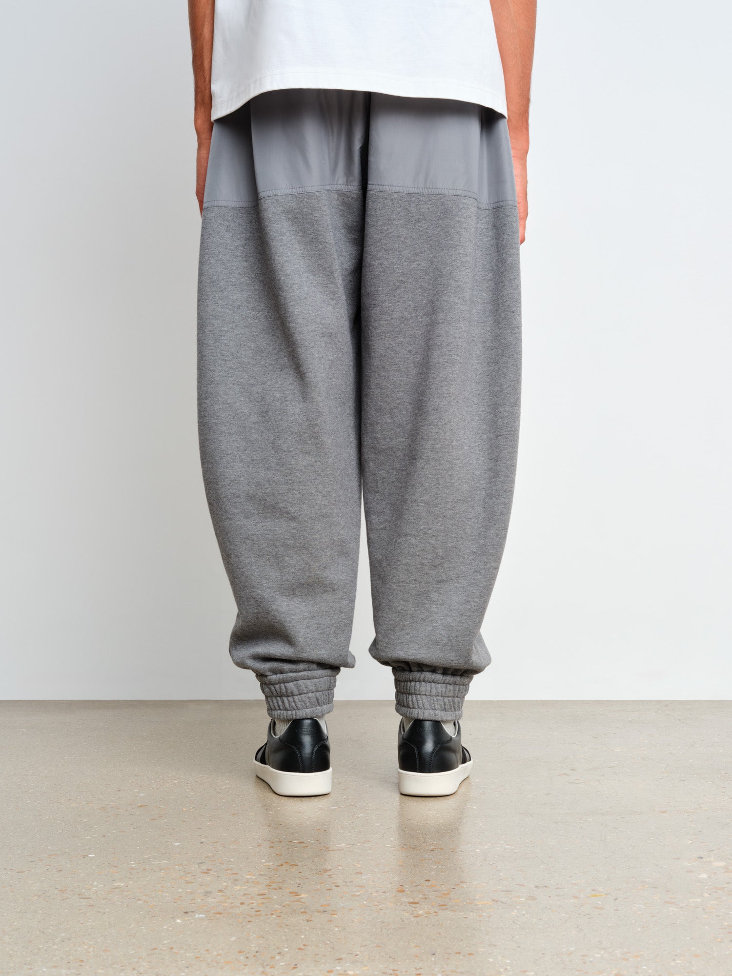 モデル身長187cm、着用サイズ43、着用カラーBLACK