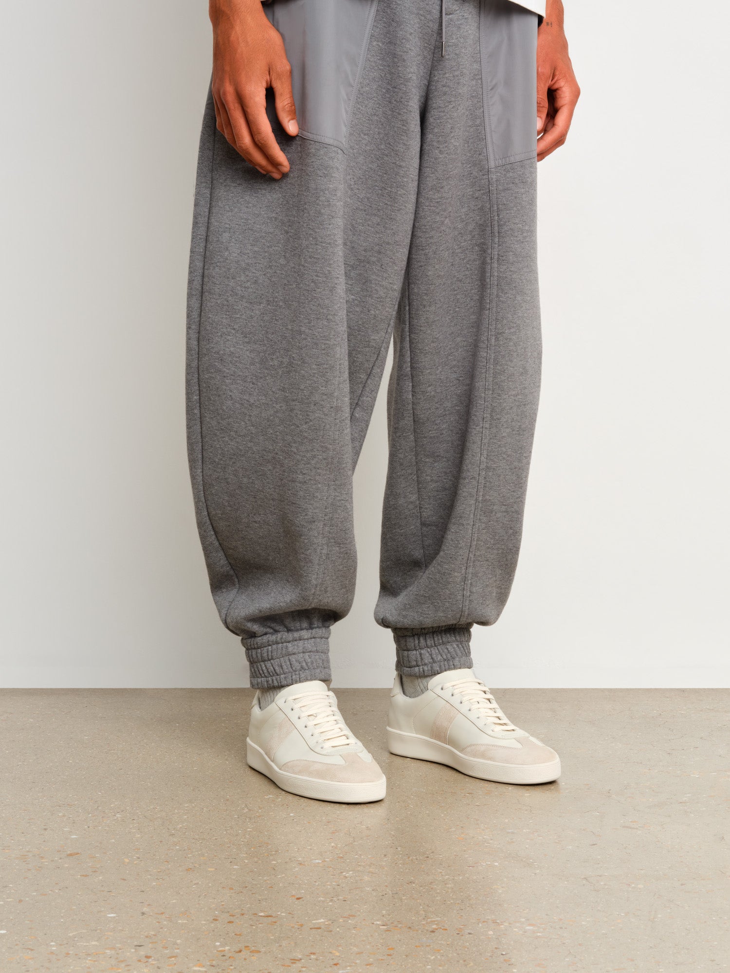 モデル身長187cm、着用サイズ43、着用カラーIVORY