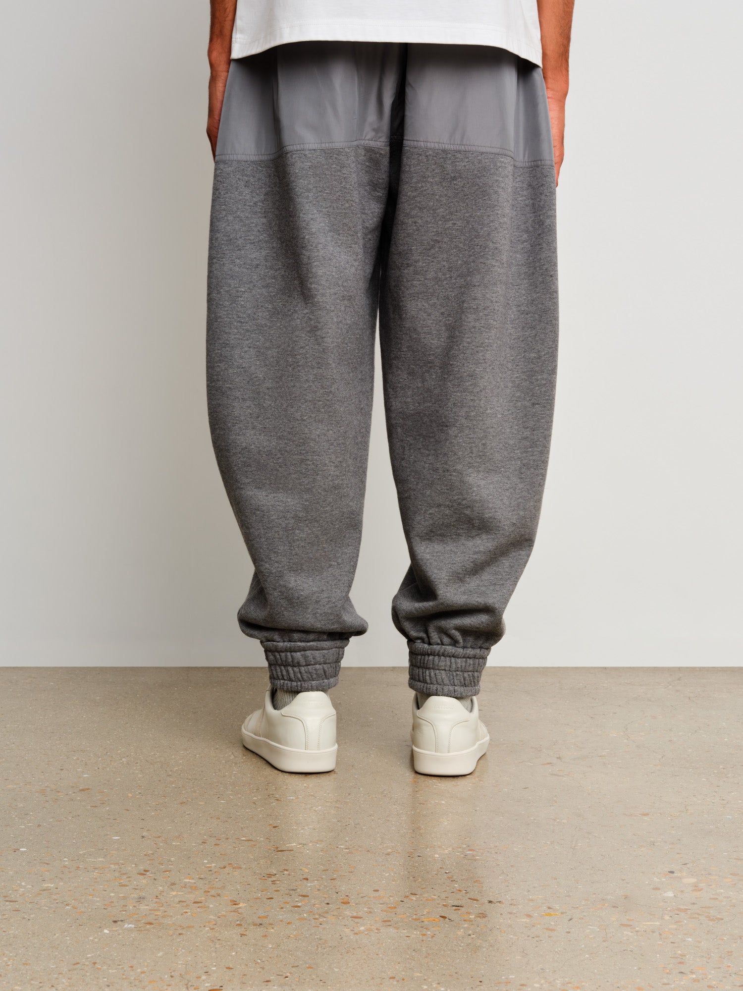 モデル身長187cm、着用サイズ43、着用カラーIVORY