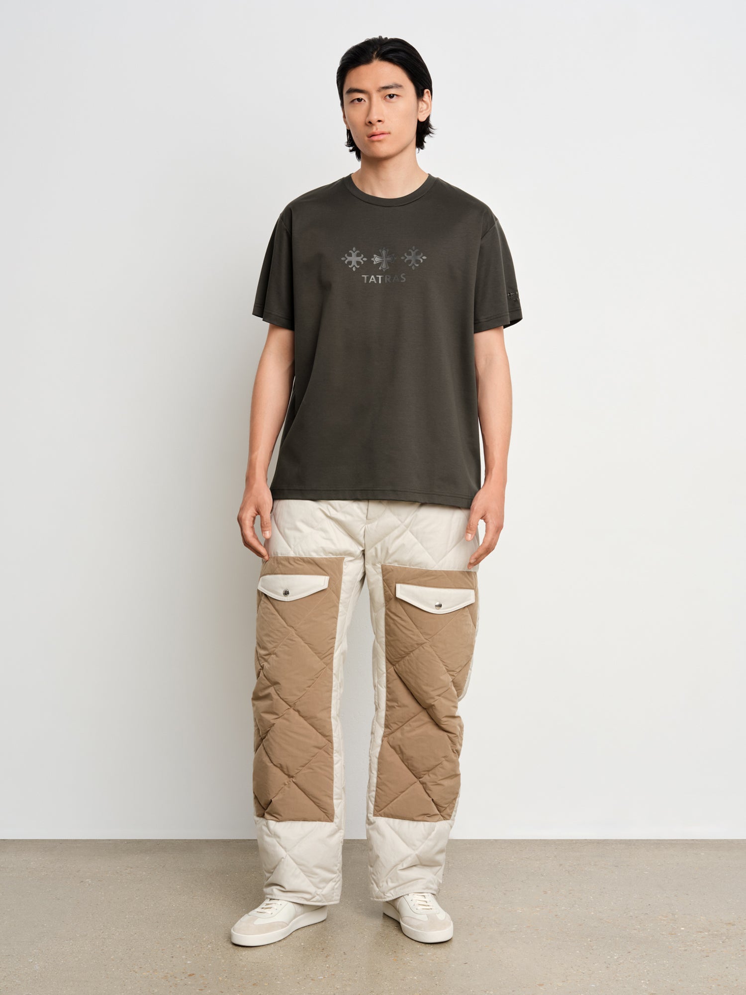 モデル身長187cm、着用サイズ3、着用カラーC.GRAY