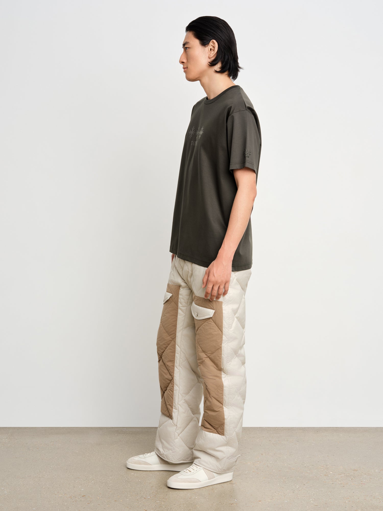 モデル身長187cm、着用サイズ3、着用カラーC.GRAY