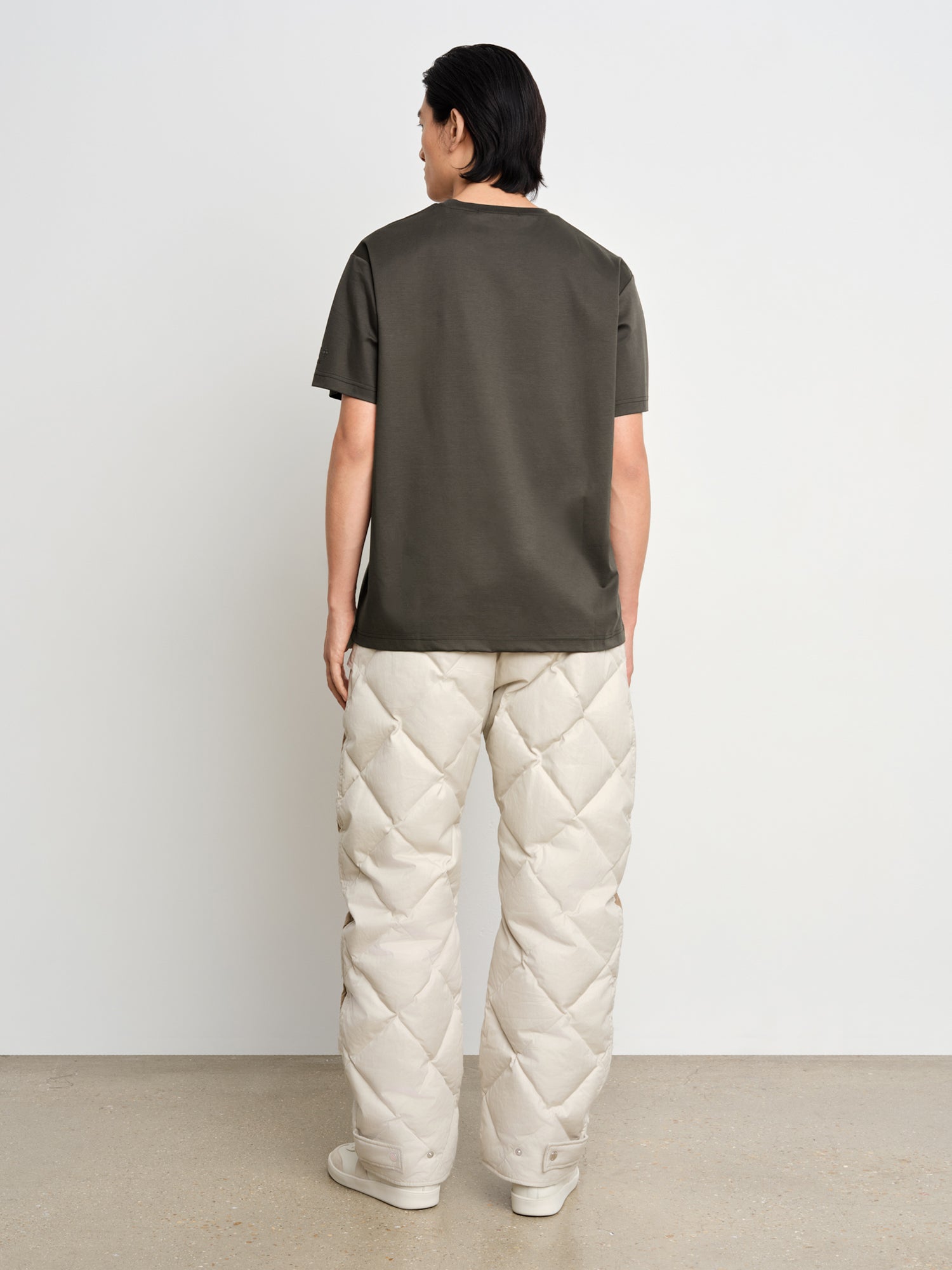 モデル身長187cm、着用サイズ3、着用カラーC.GRAY