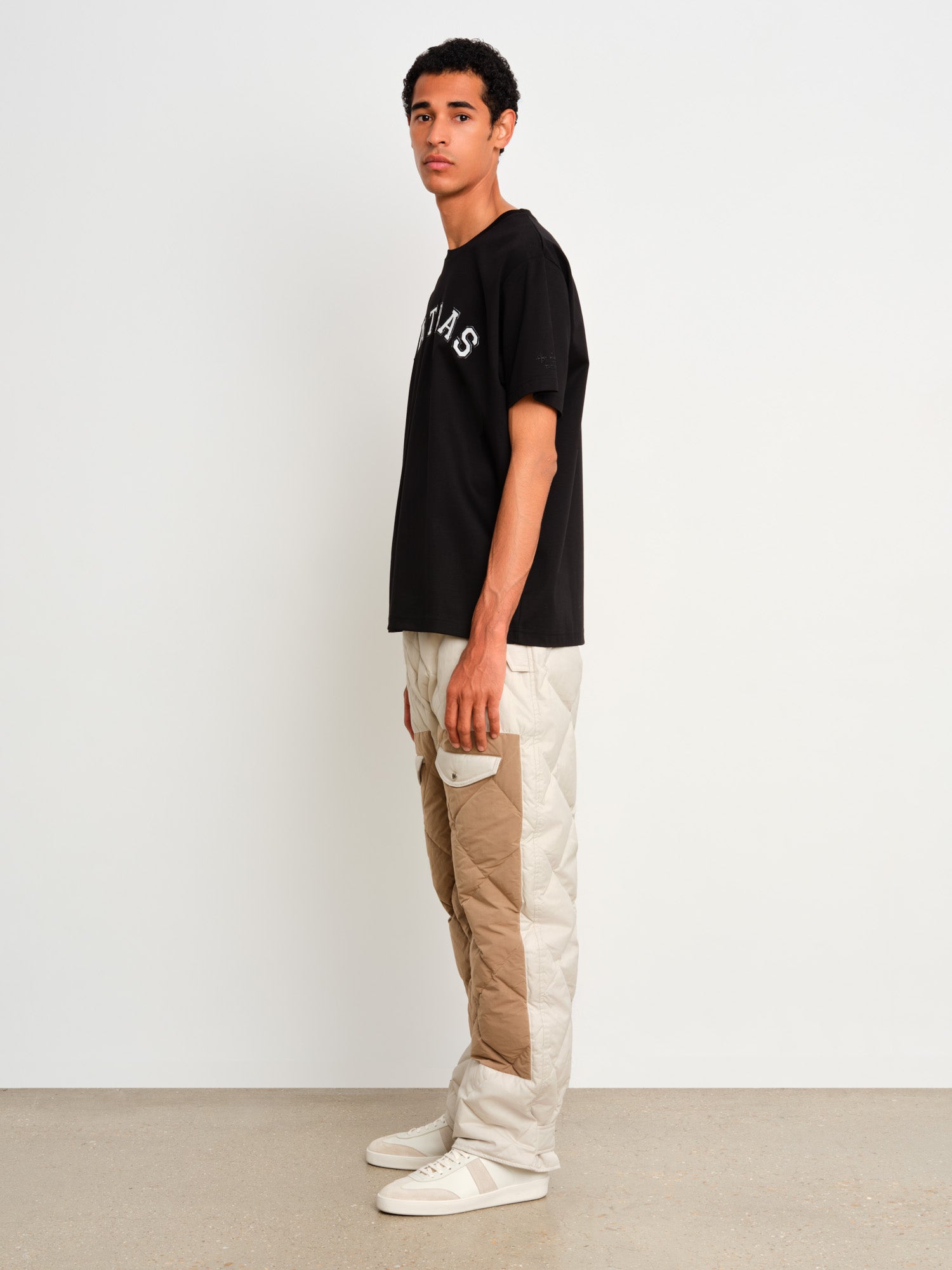 モデル身長187cm、着用サイズ3、着用カラーBLACK