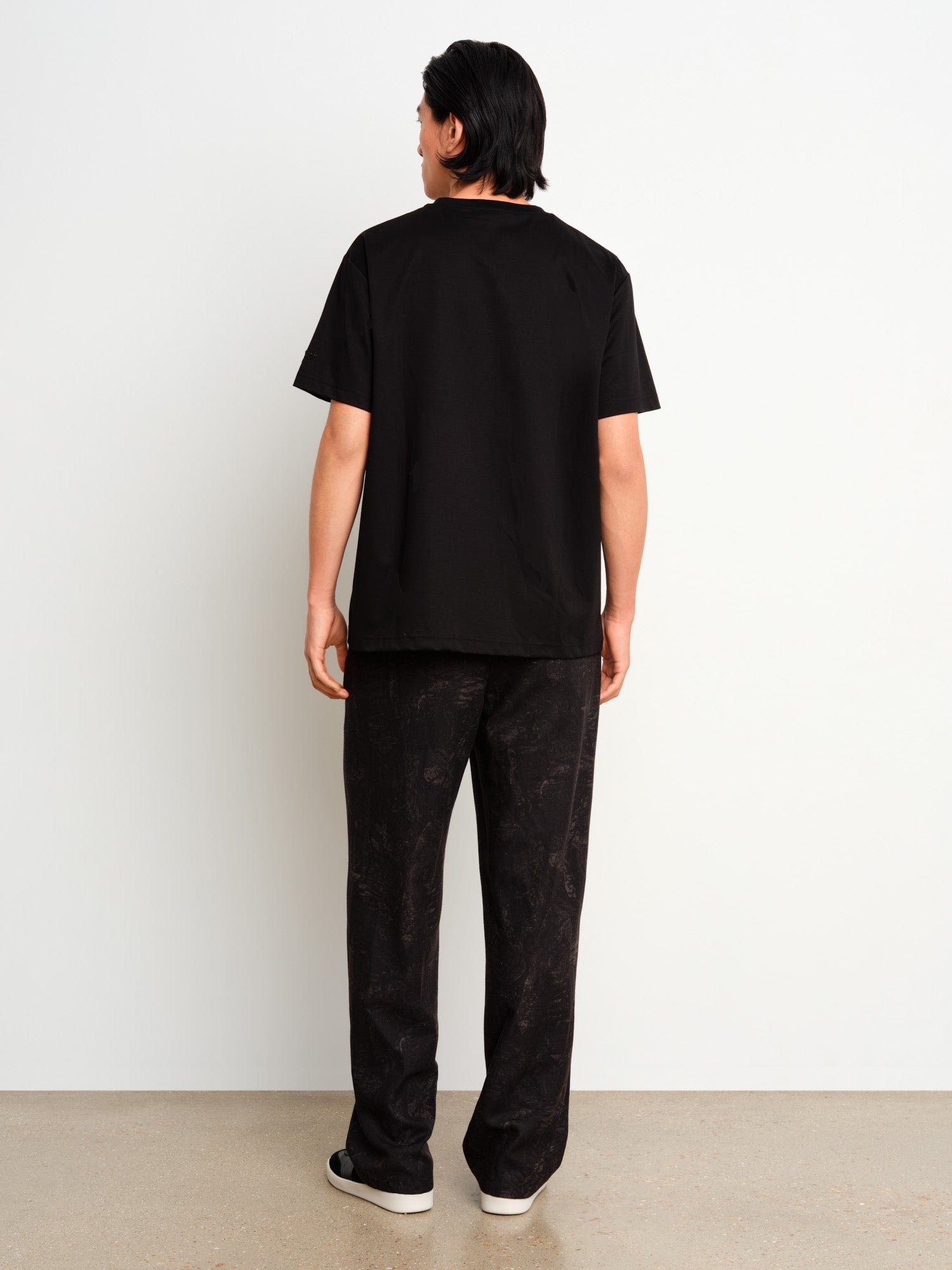 モデル身長187cm、着用サイズ3、着用カラーBLACK