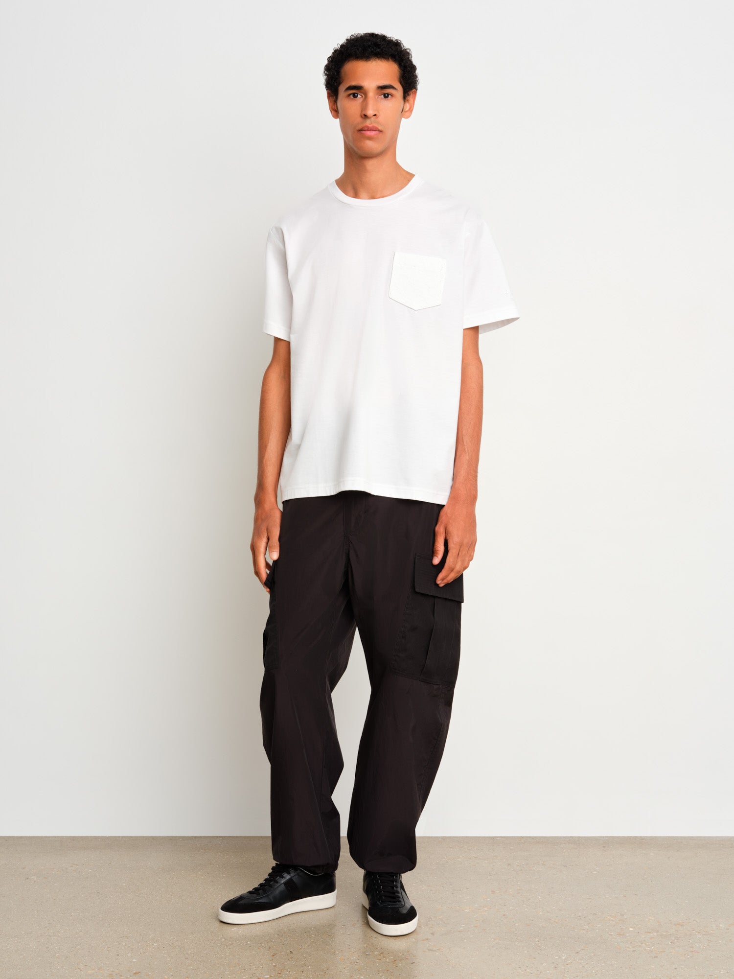 モデル身長187cm、着用サイズ3、着用カラーWHITE