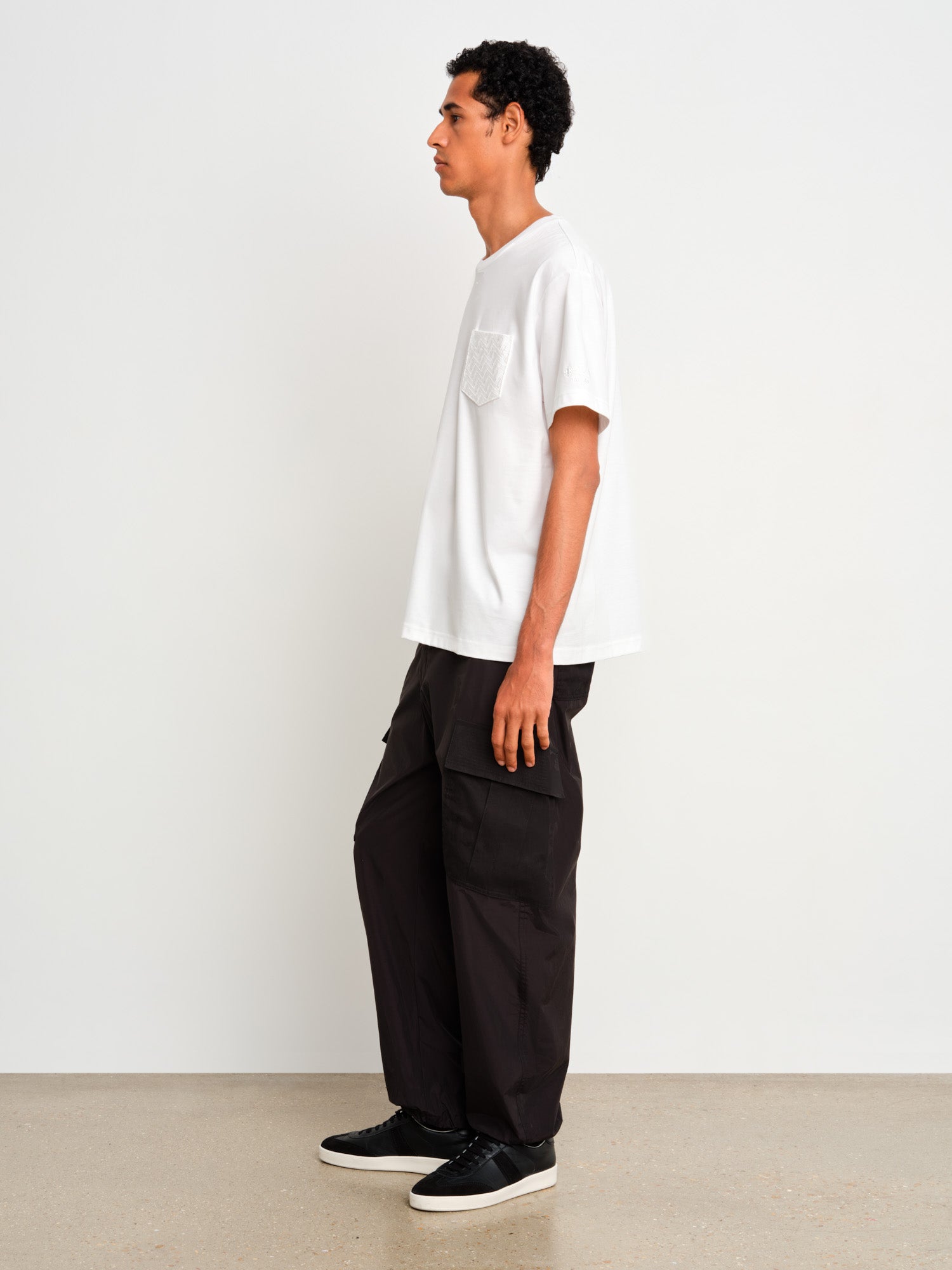 モデル身長187cm、着用サイズ3、着用カラーWHITE