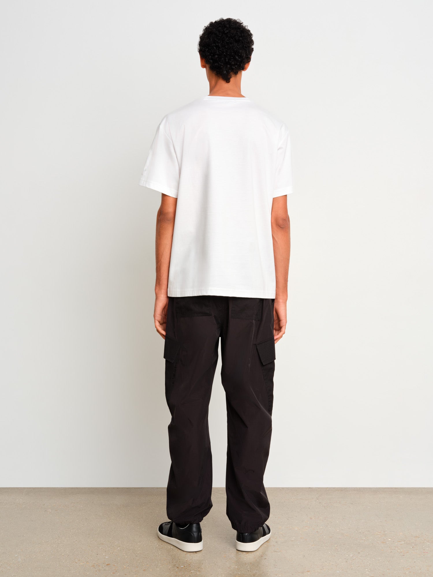 モデル身長187cm、着用サイズ3、着用カラーWHITE