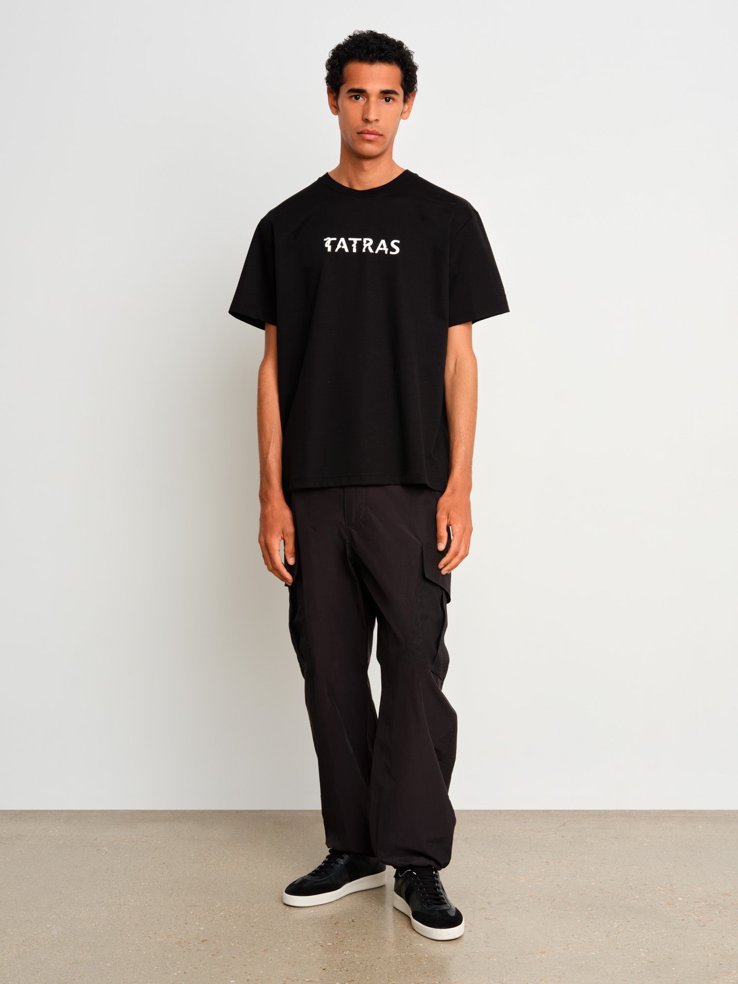 モデル身長187cm、着用サイズ3、着用カラーBLACK