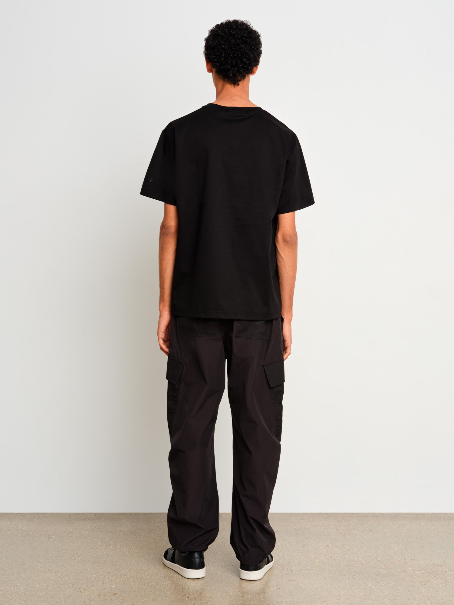 モデル身長187cm、着用サイズ3、着用カラーBLACK