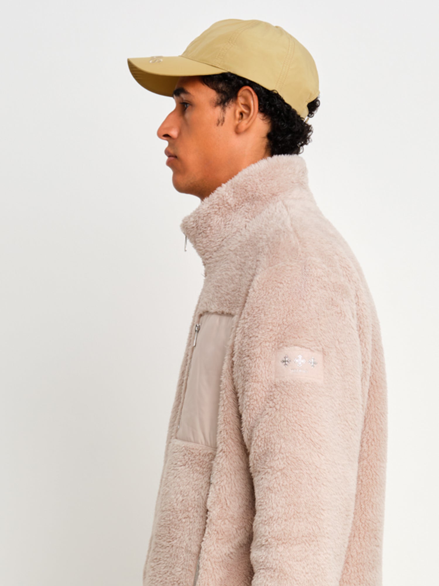 モデル身長187cm、着用サイズF、着用カラーBEIGE