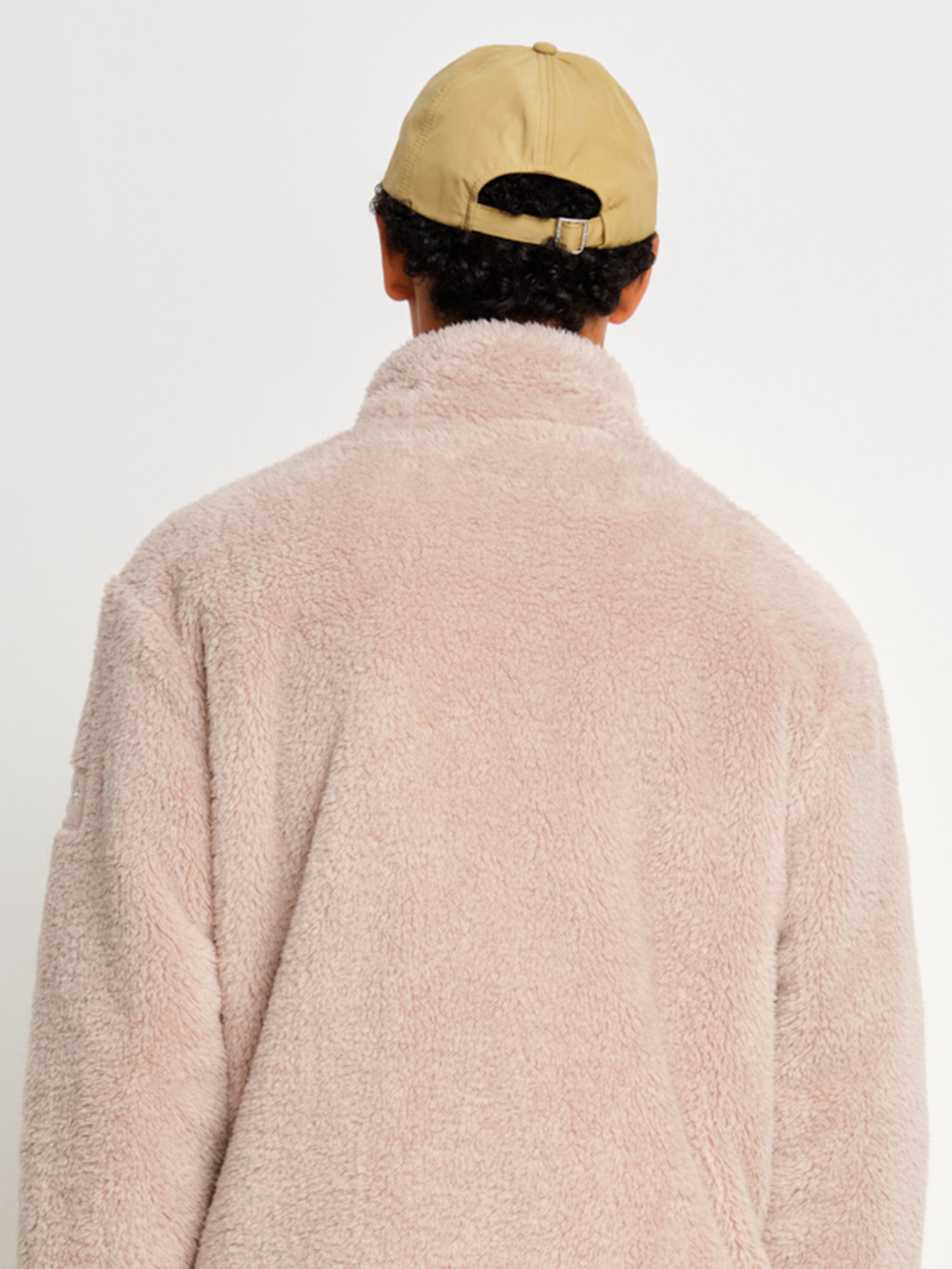 モデル身長187cm、着用サイズF、着用カラーBEIGE